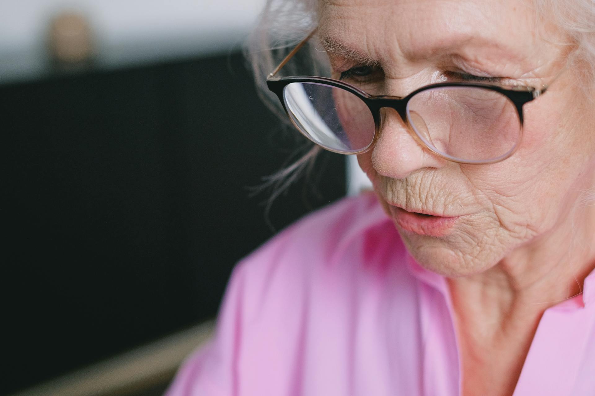 A woman talking while looking down | Source: Pexels