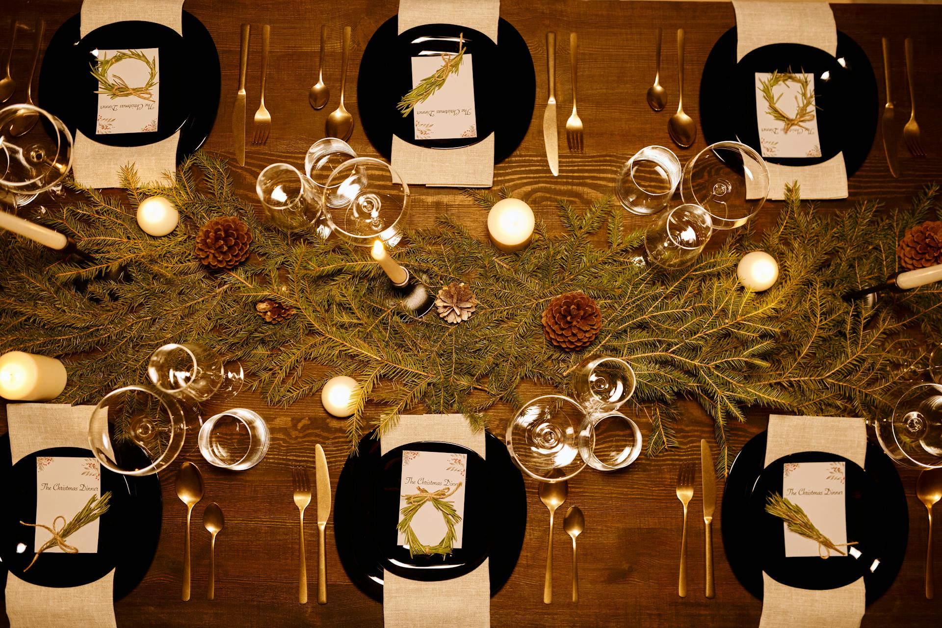 A table decorated for Christmas dinner | Source: Pexels