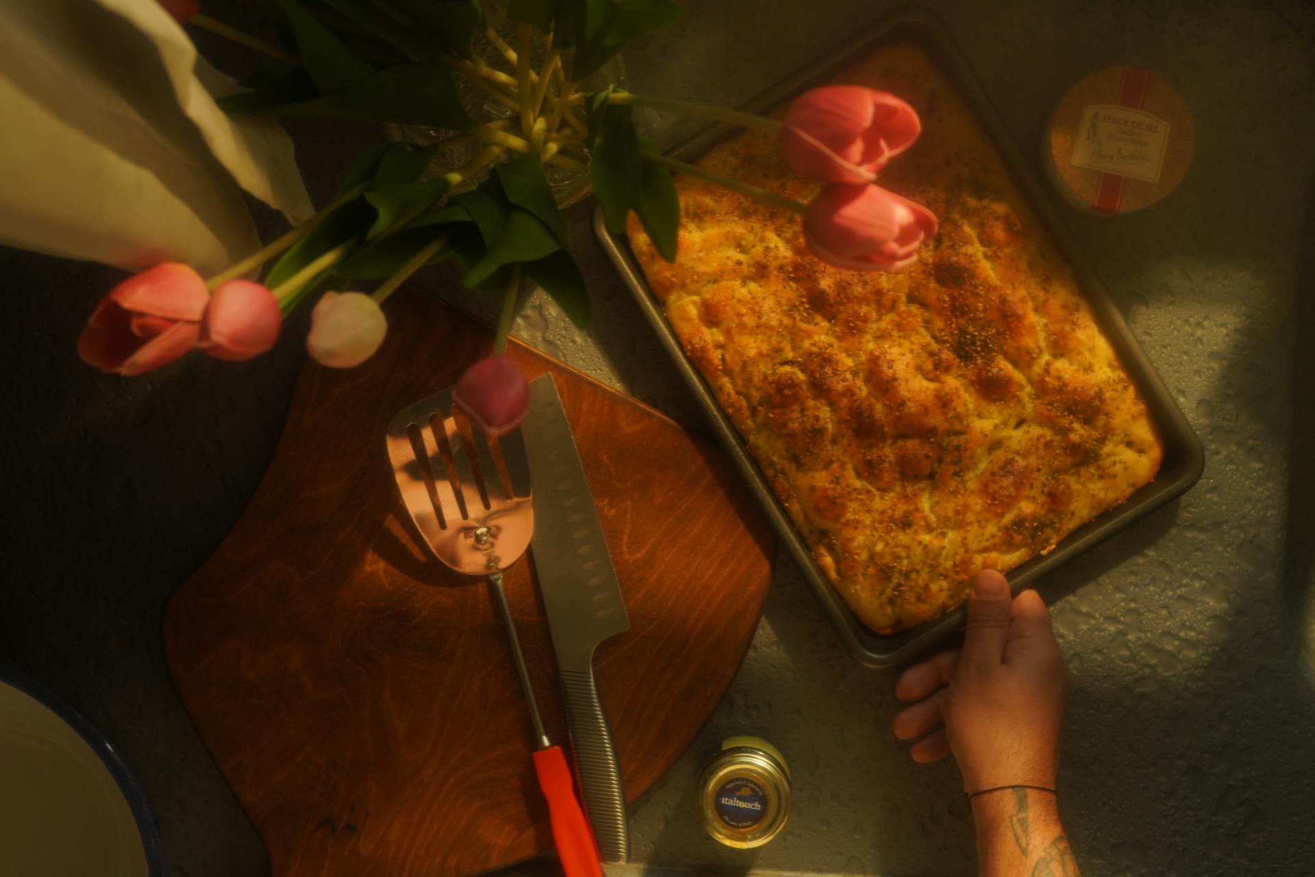 Peach cobbler served on a tray | Source: Pexels