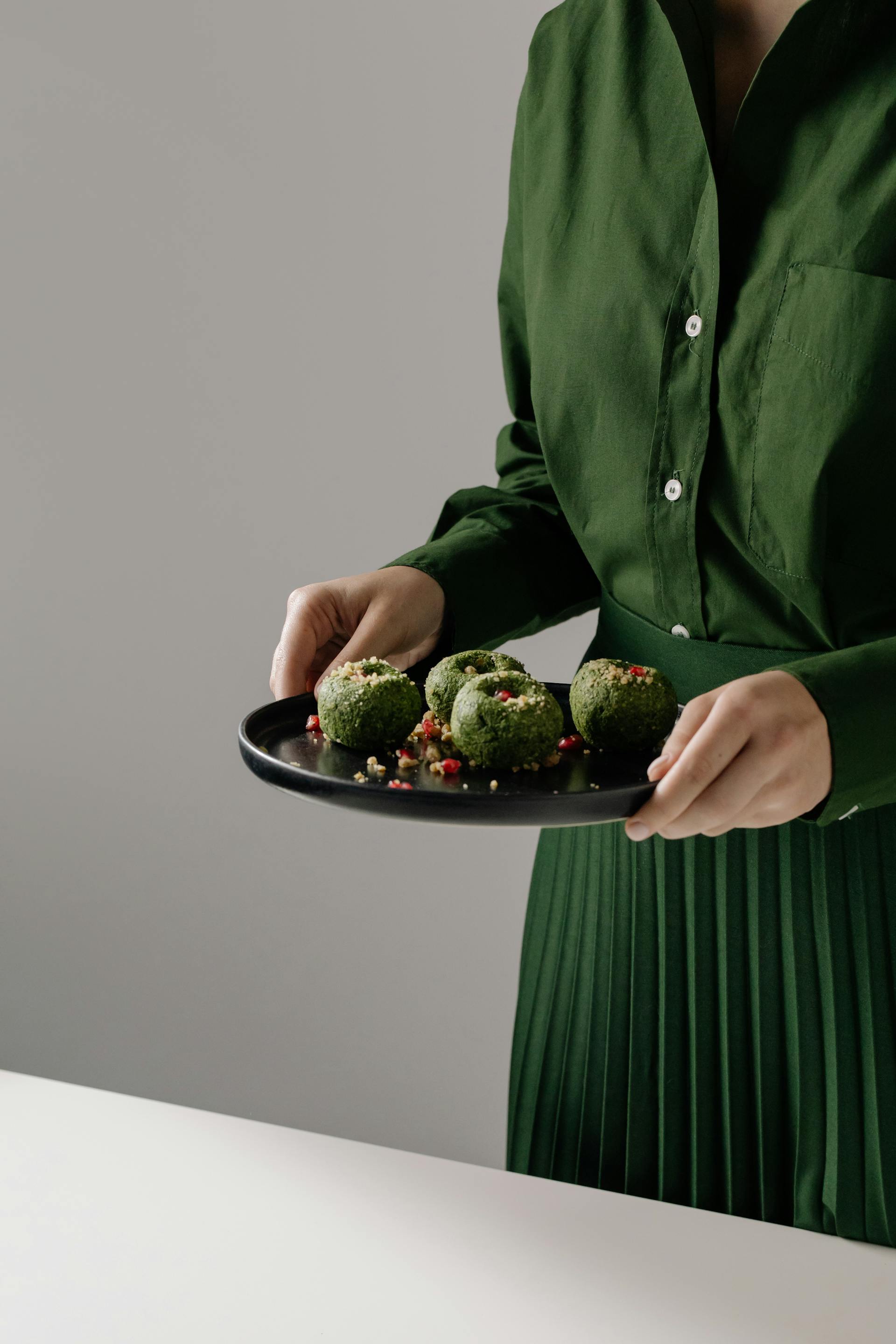 A woman holding a plate of food | Source: Pexels