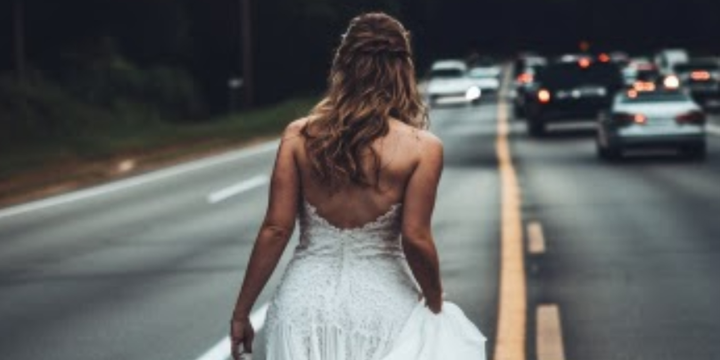 A bride running on a road | Source: Amomama