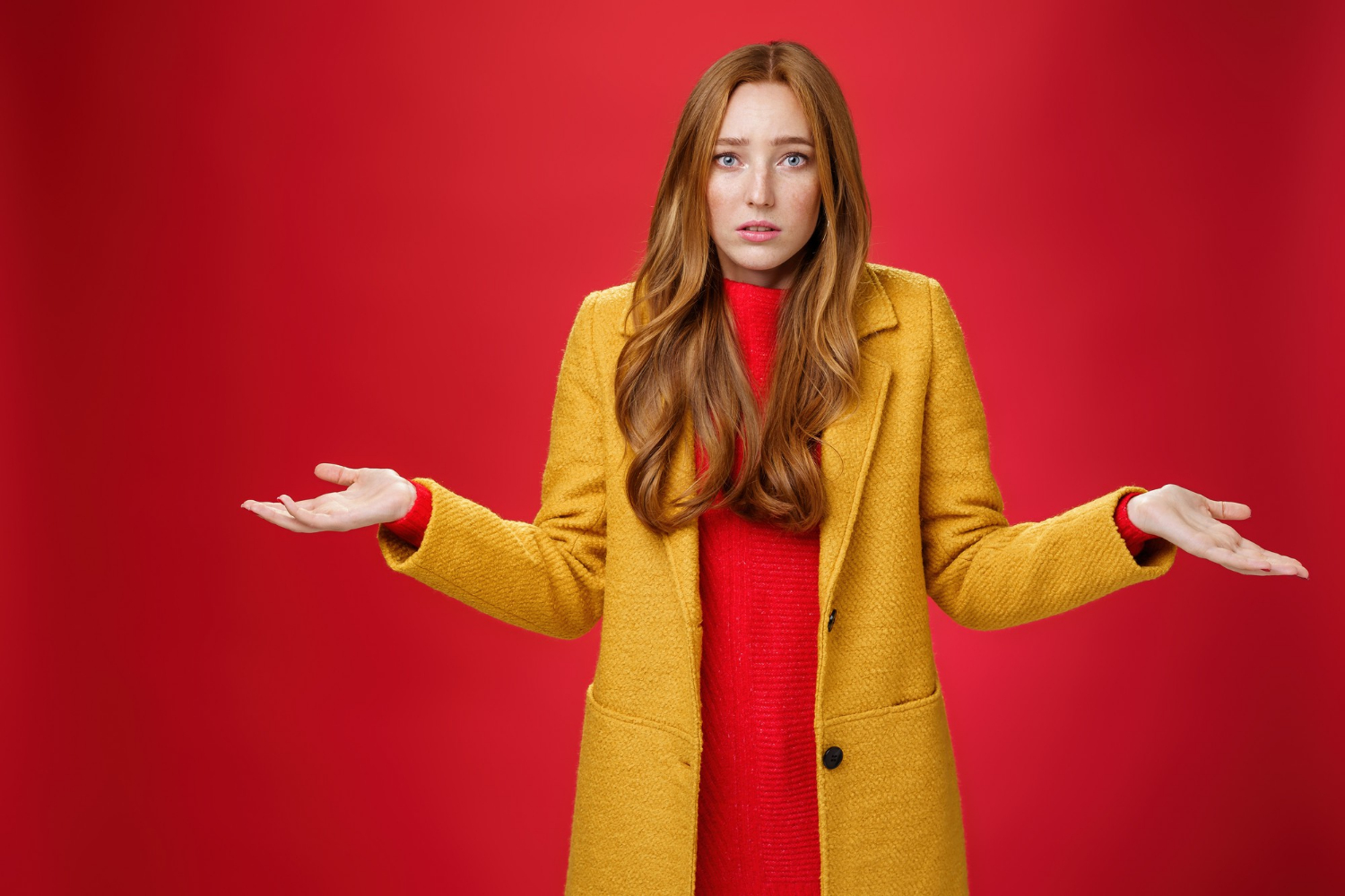 A confused woman | Source: Freepik