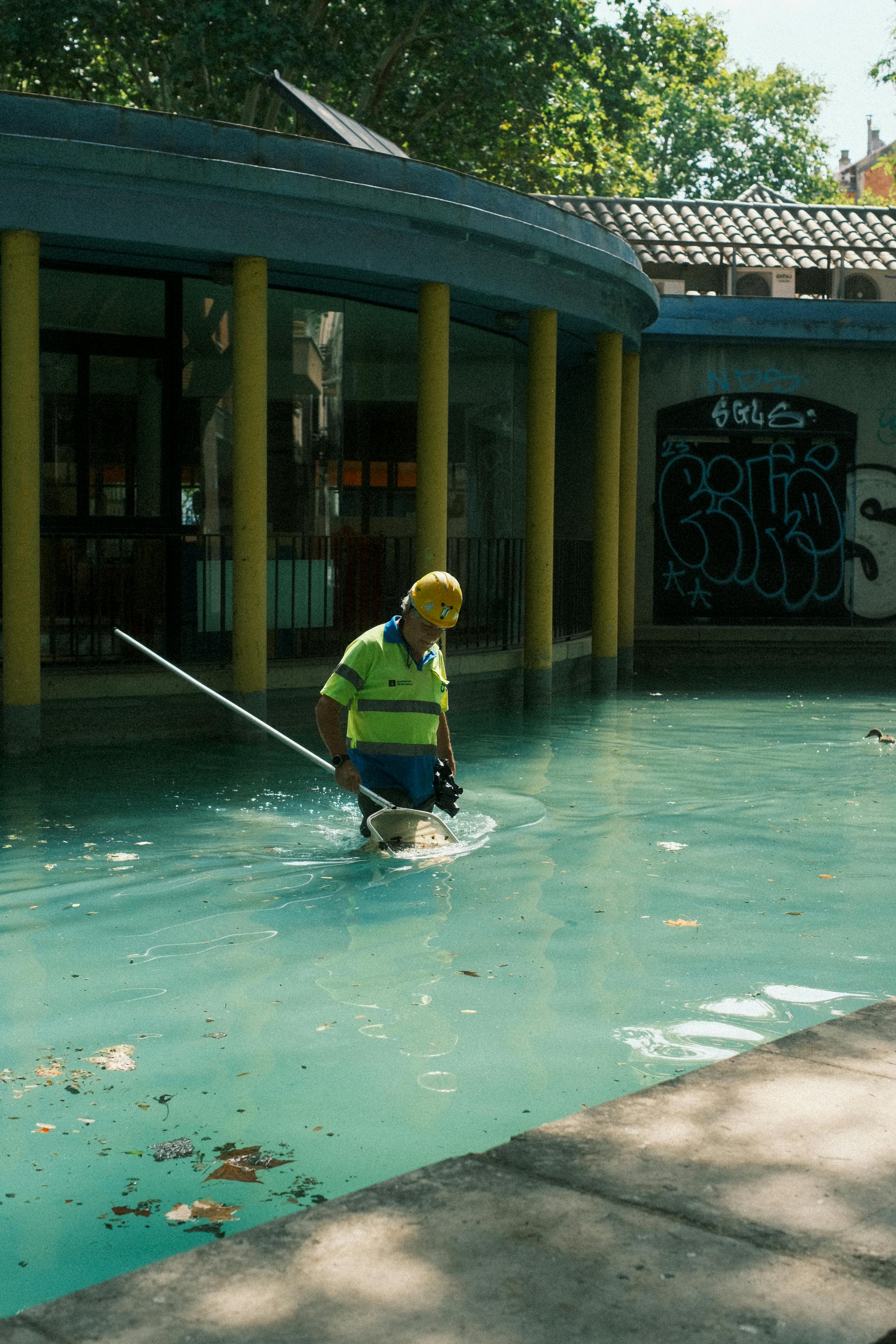 A pool maintenance man | Source: Pexels