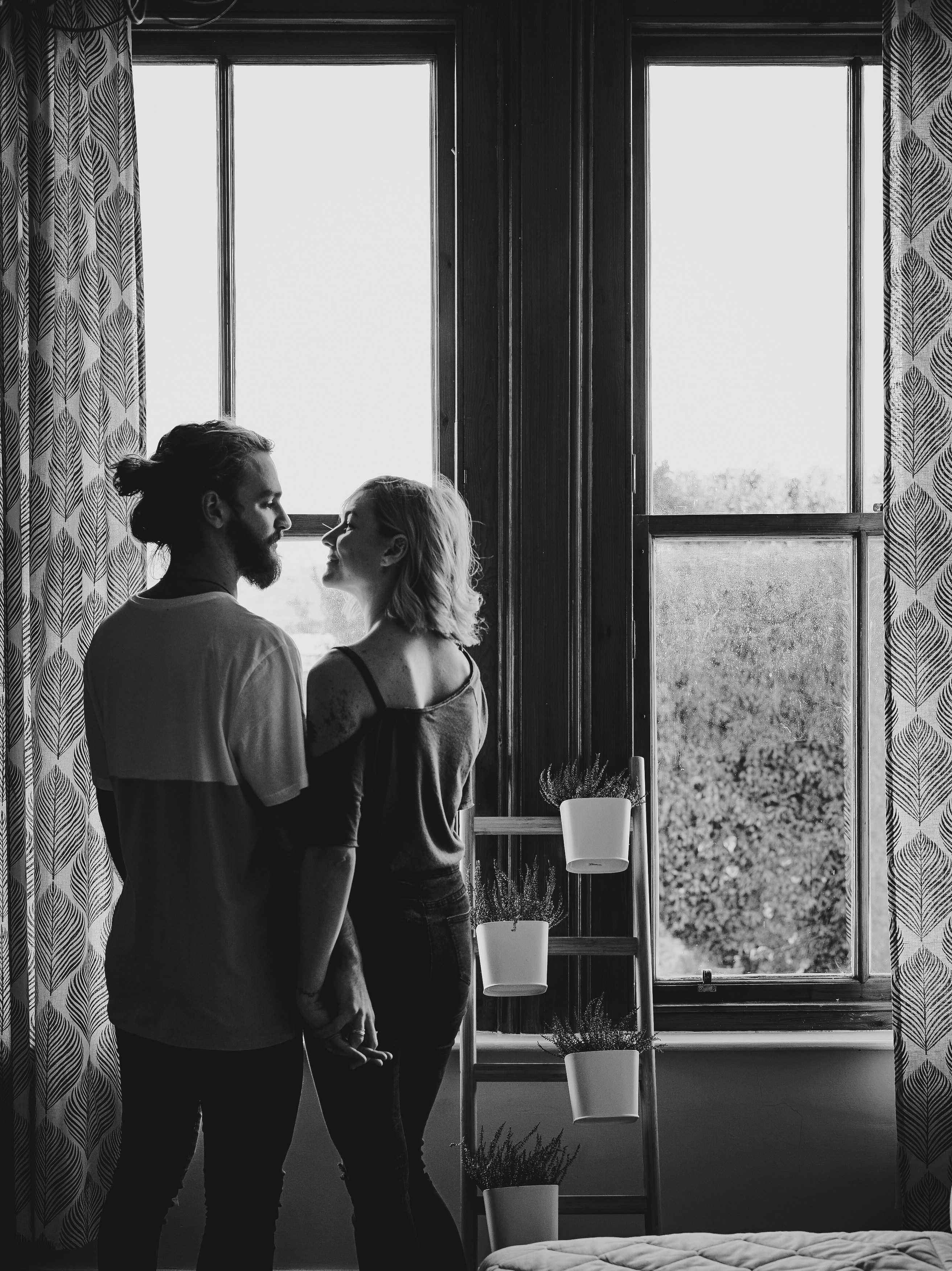 Imagen en escala de grises de una pareja | Fuente: Unsplash