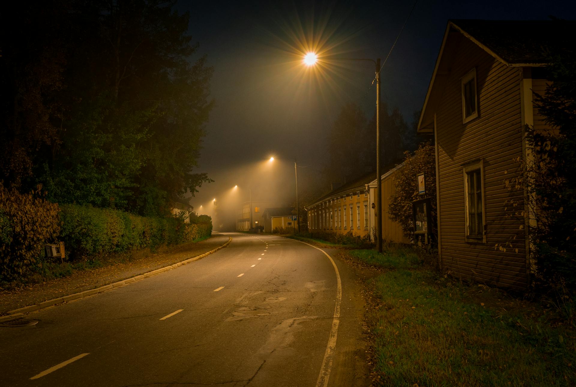 A street at night | Source: Pexels