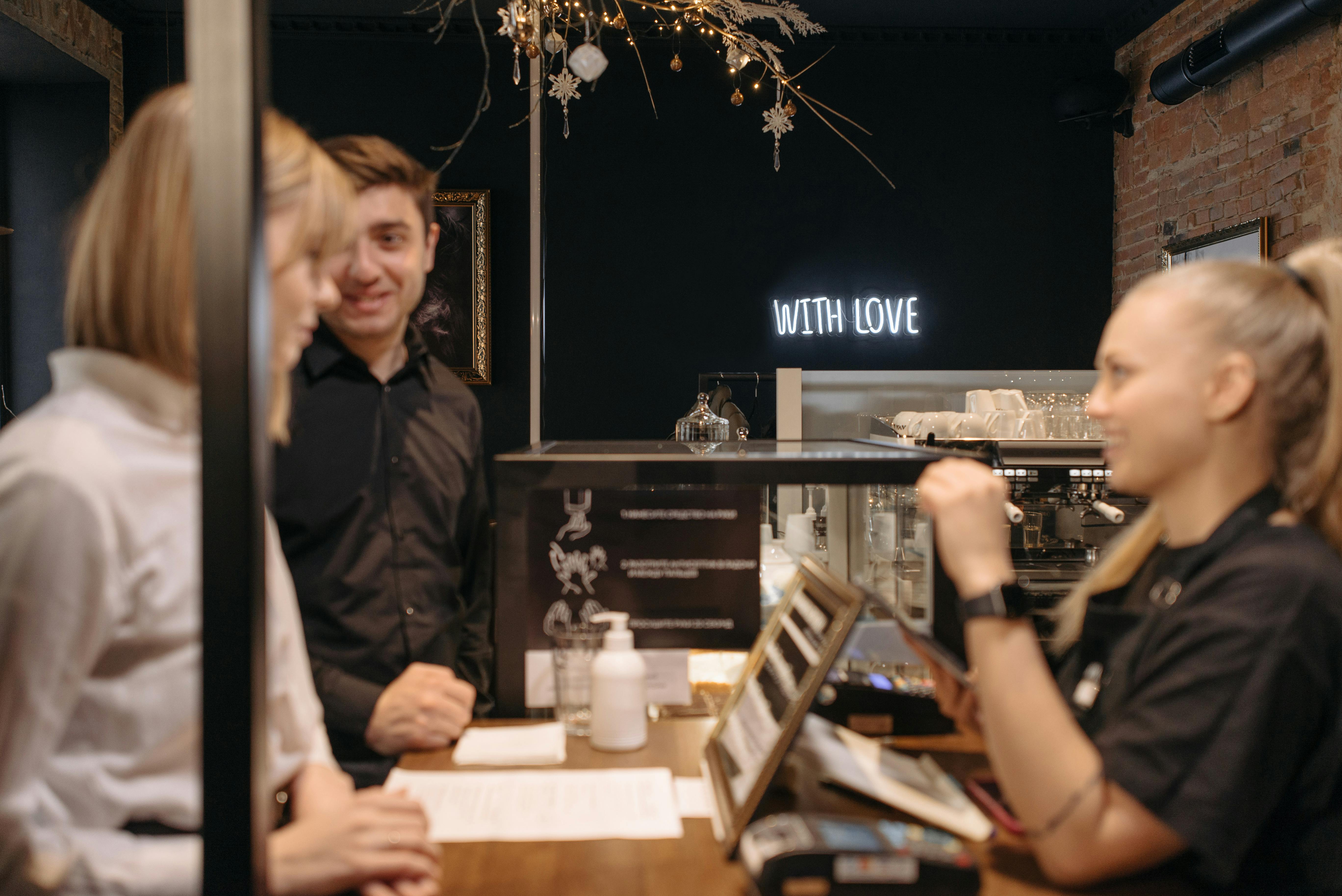 A female cashier attending to customers | Source: Pexels