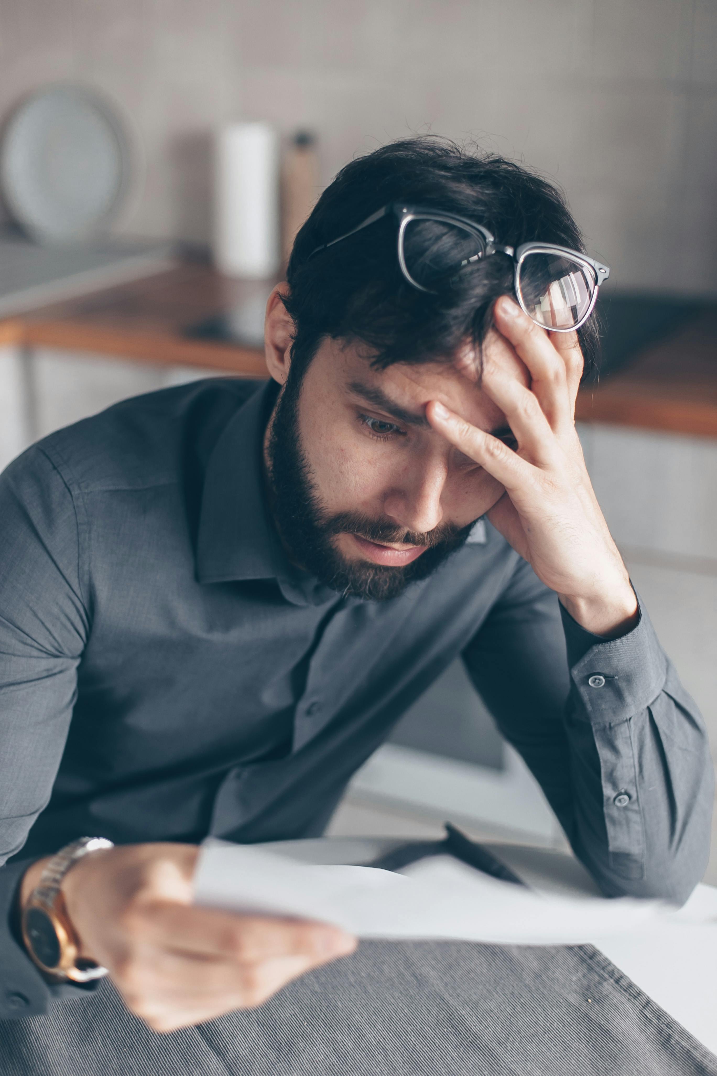 Um homem chocado lendo uma carta | Fonte: Pexels