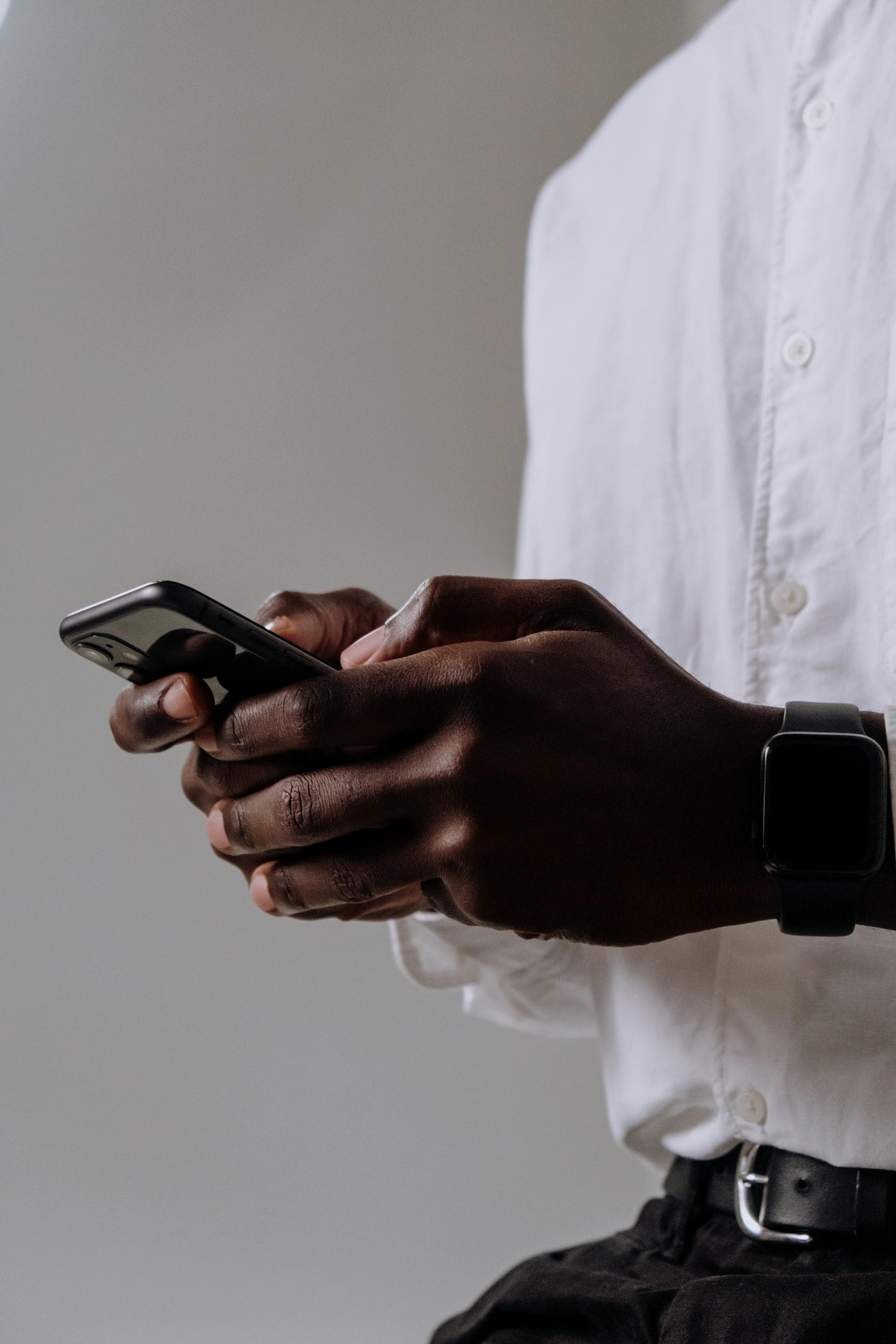 A man texting on his phone | Source: Pexels
