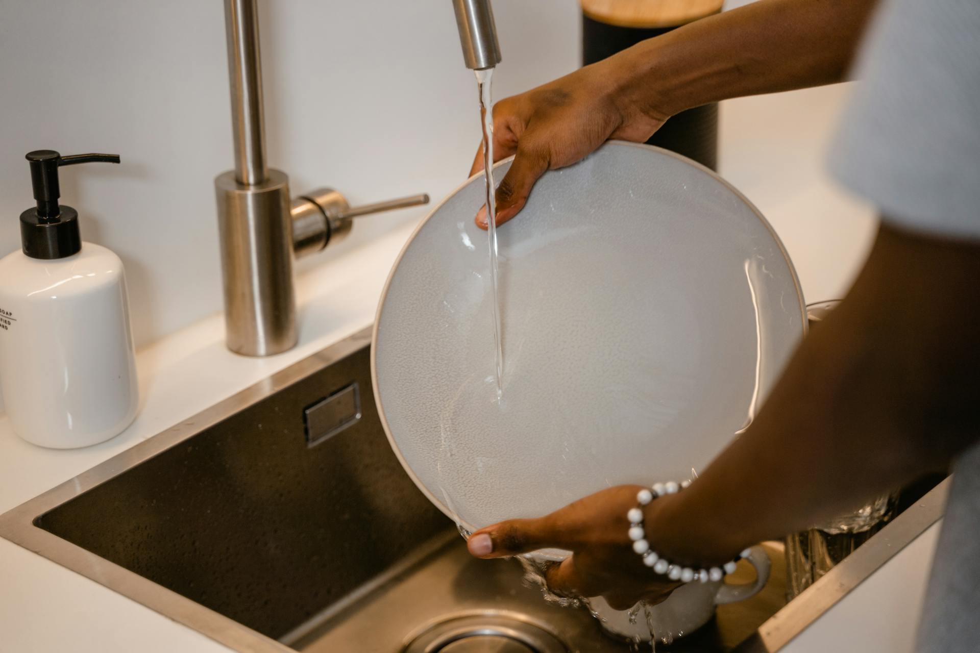 A person washing dishes | Source: Pexels