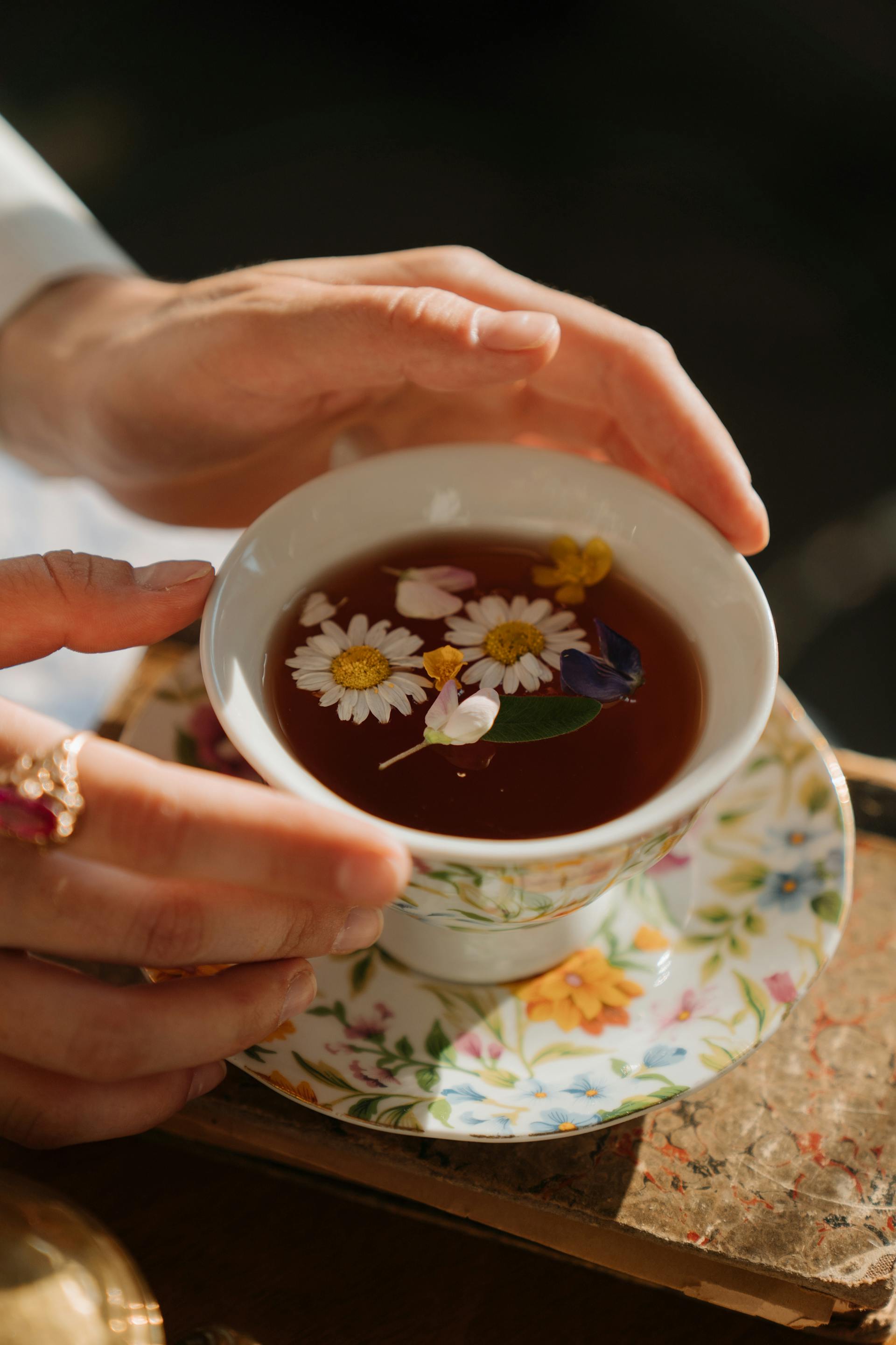 A woman holding a cup of tea | Source: Pexels