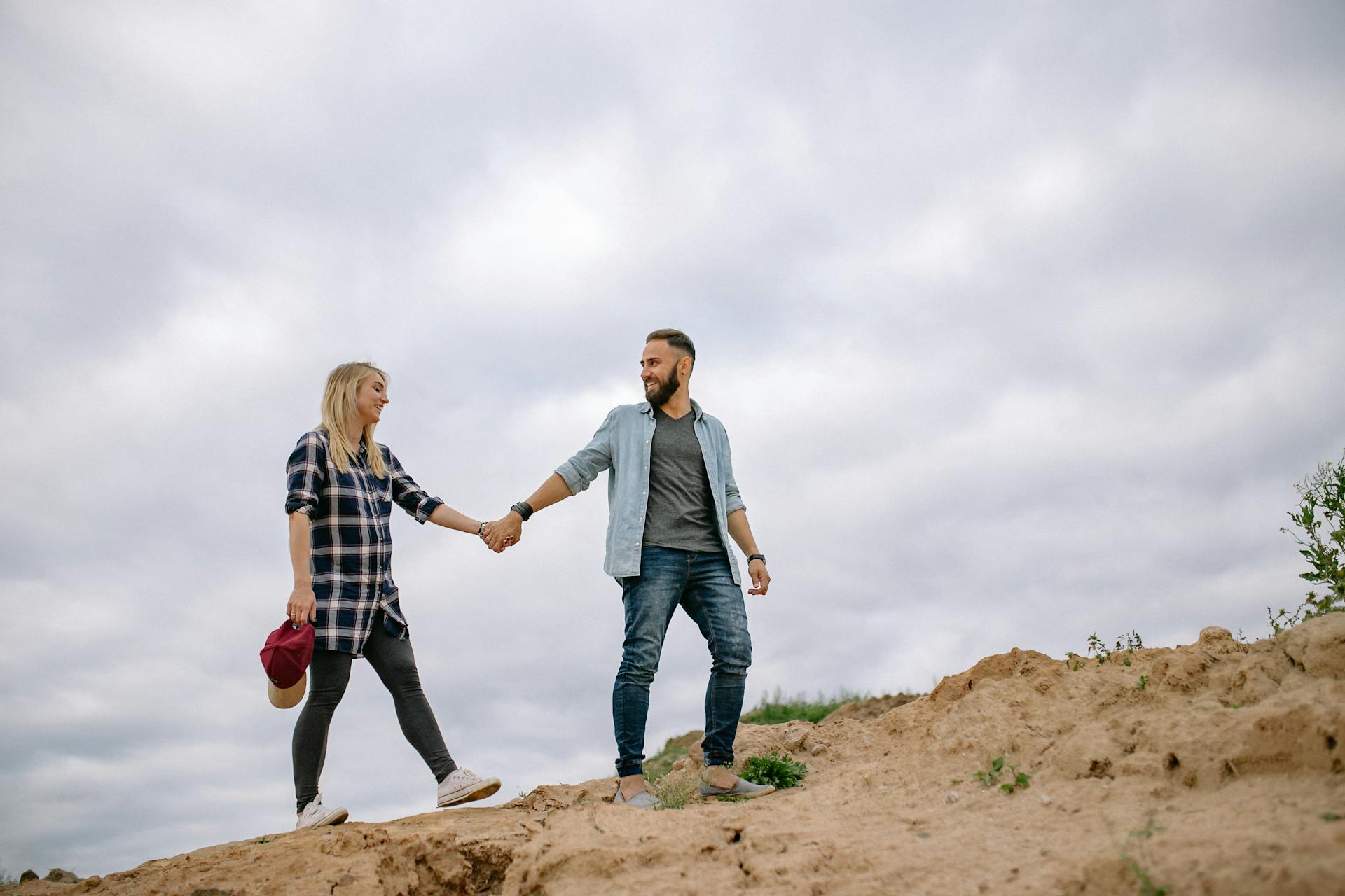 Um casal aproveitando uma caminhada juntos | Fonte: Pexels