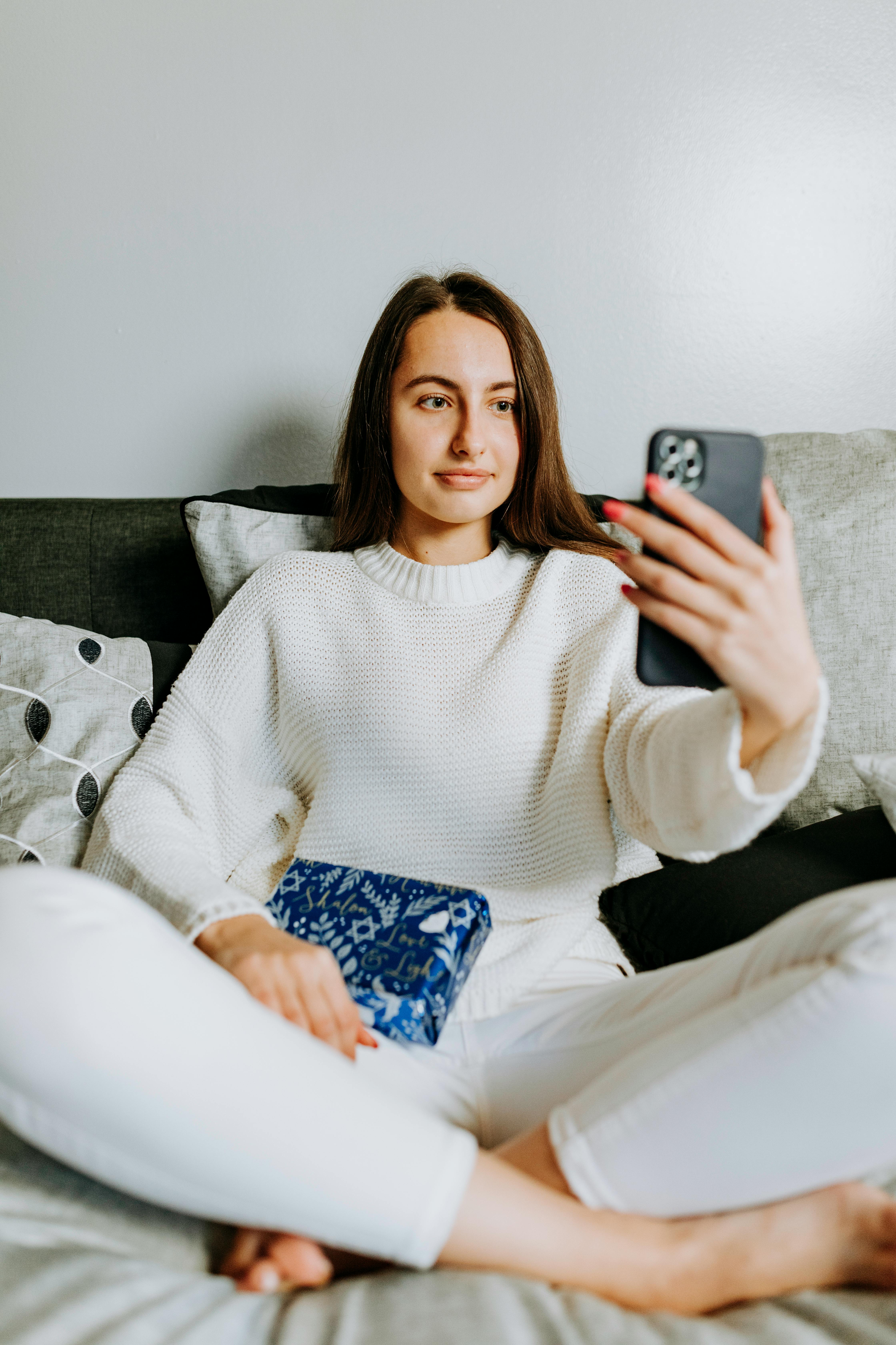 A woman on a FaceTime call | Source: Pexels