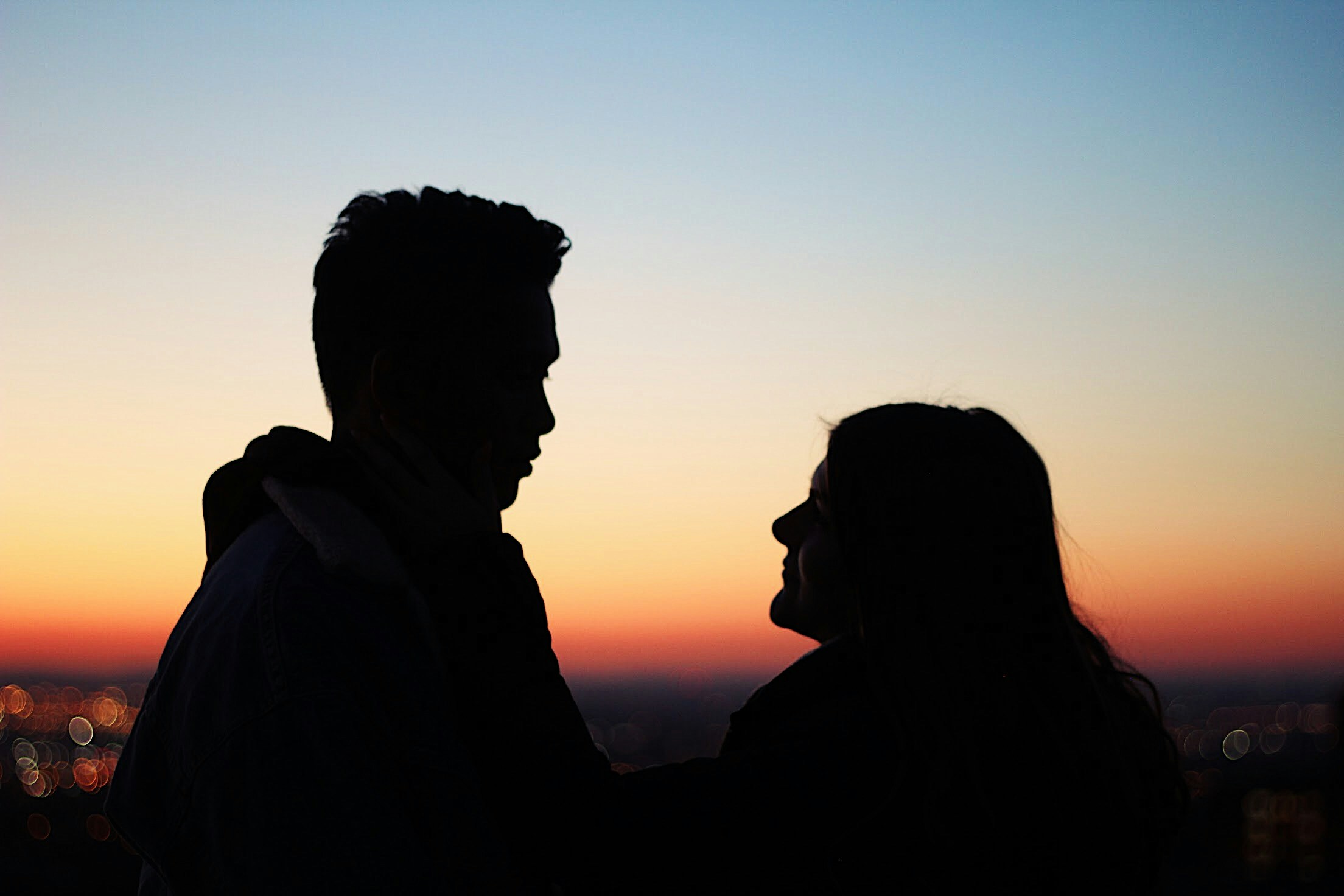 A silhouette of a man and woman talking | Source: Unsplash