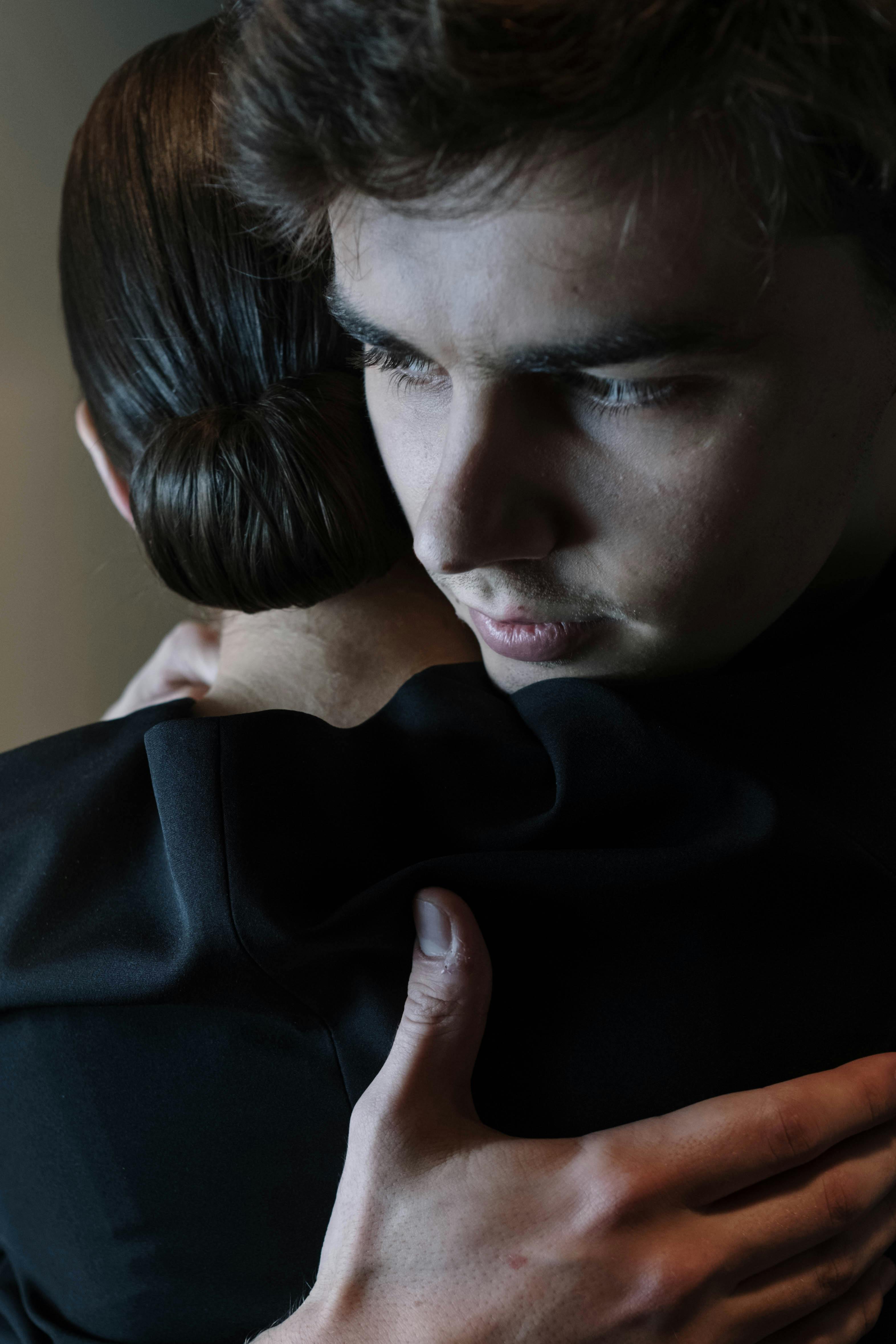 A man comforting a woman | Source: Pexels