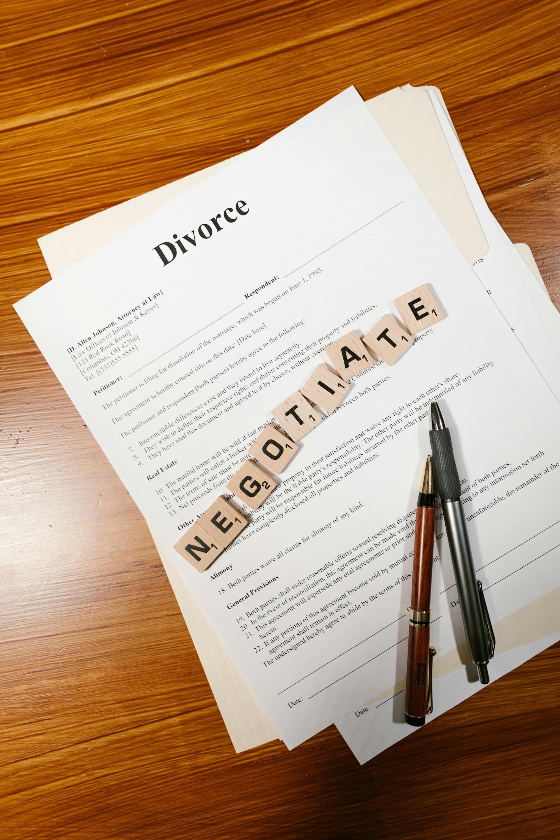 Photo montrant deux stylos posés sur des papiers de divorce | Source : Pexels