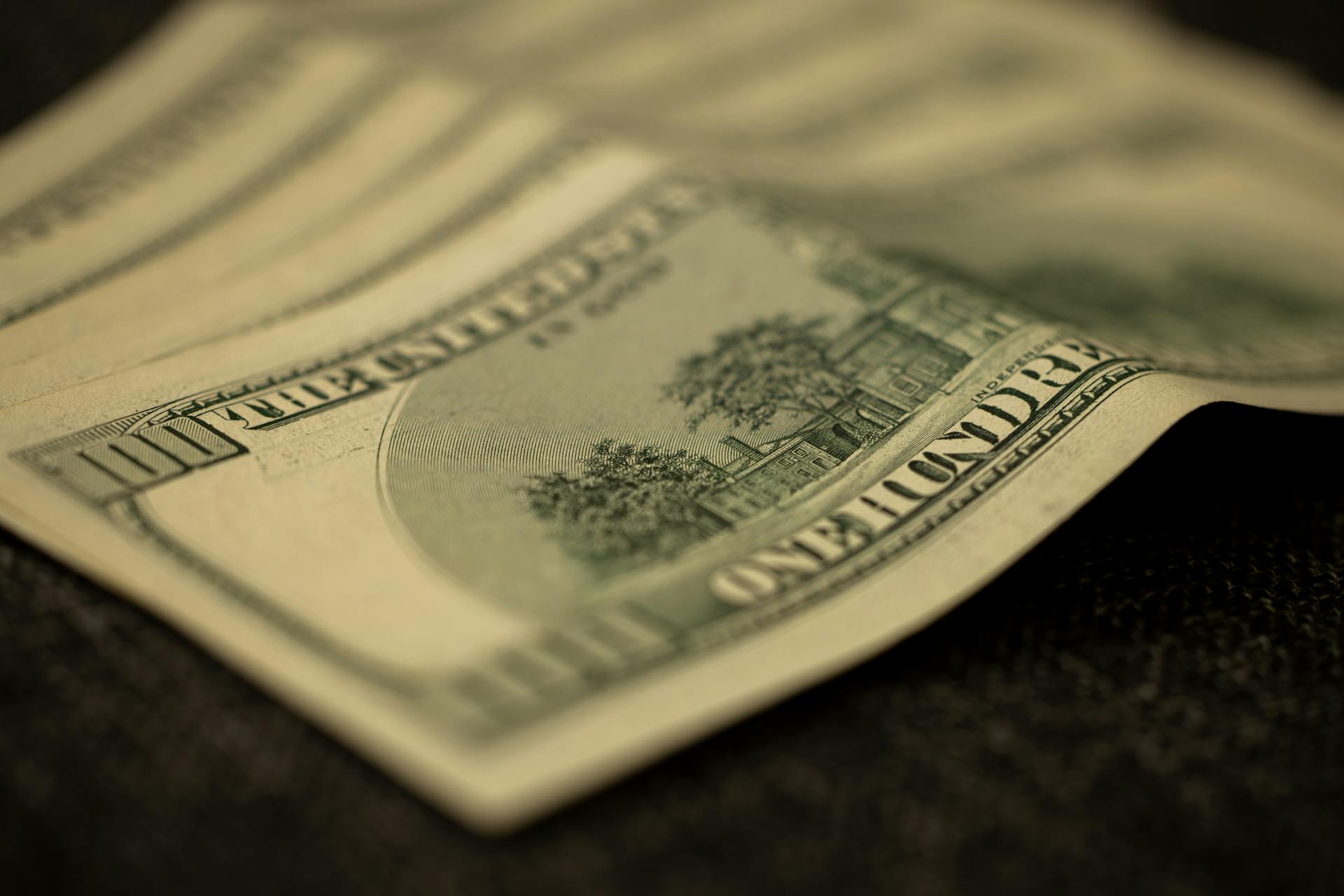 Hundred dollar bills | Source: Pexels