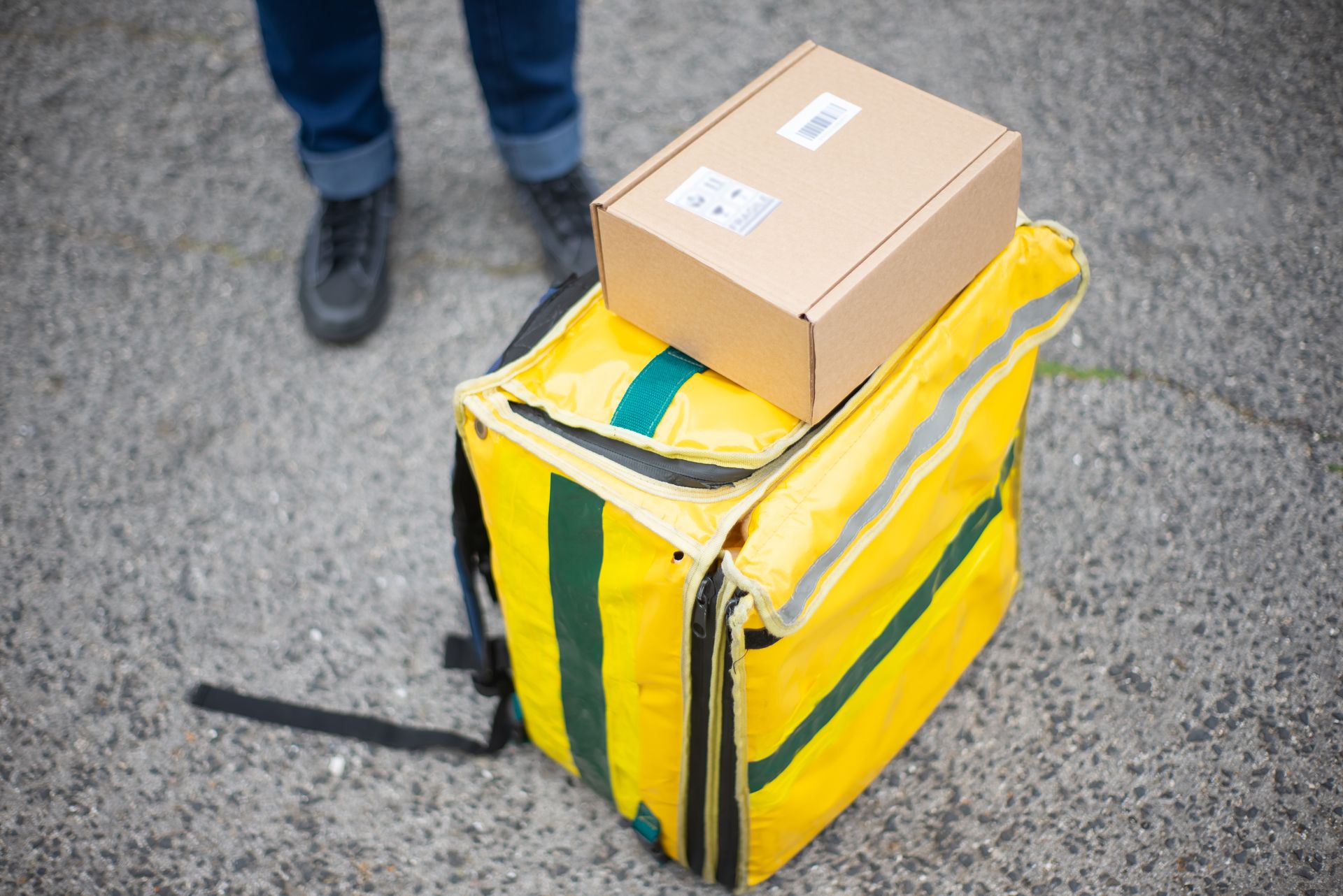 A delivery driver's bag | Source: Pexels
