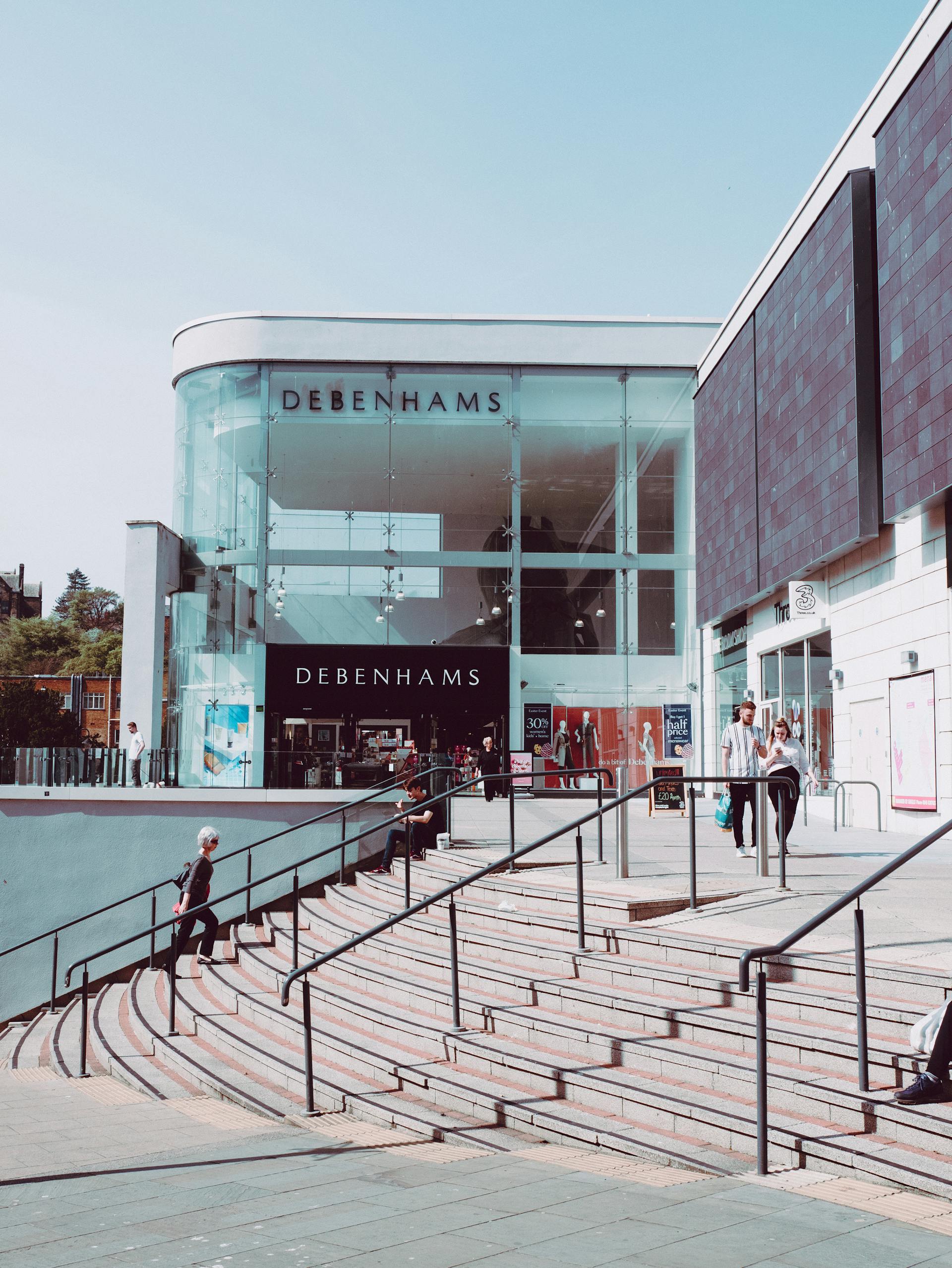The entrance to a shopping mall | Source: Pexels