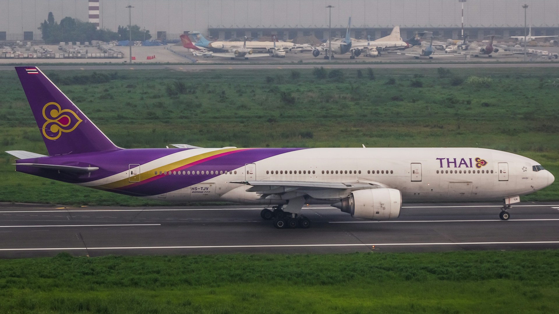 An international flight on the runway | Source: Unsplash