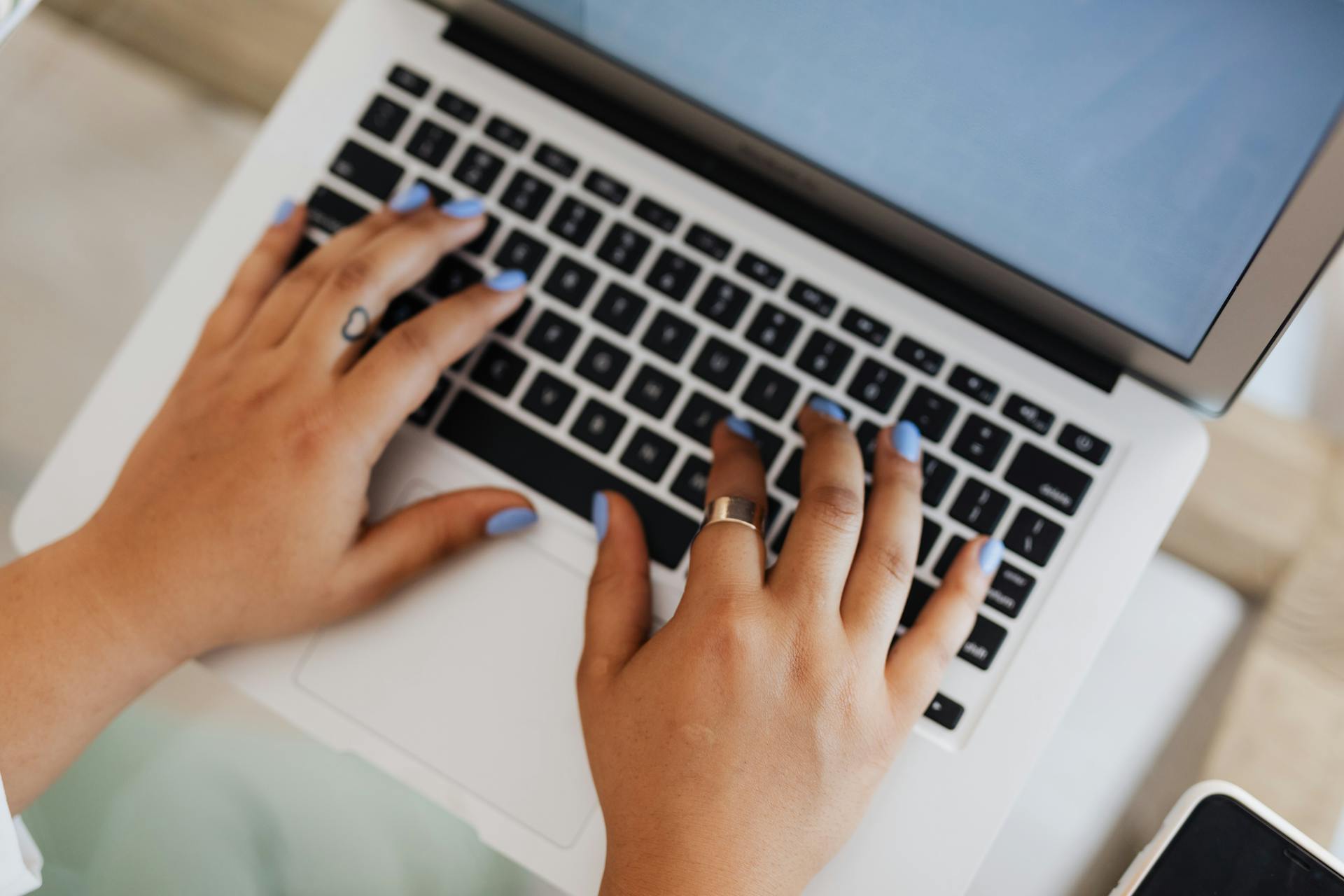 A woman using her laptop | Source: Pexels