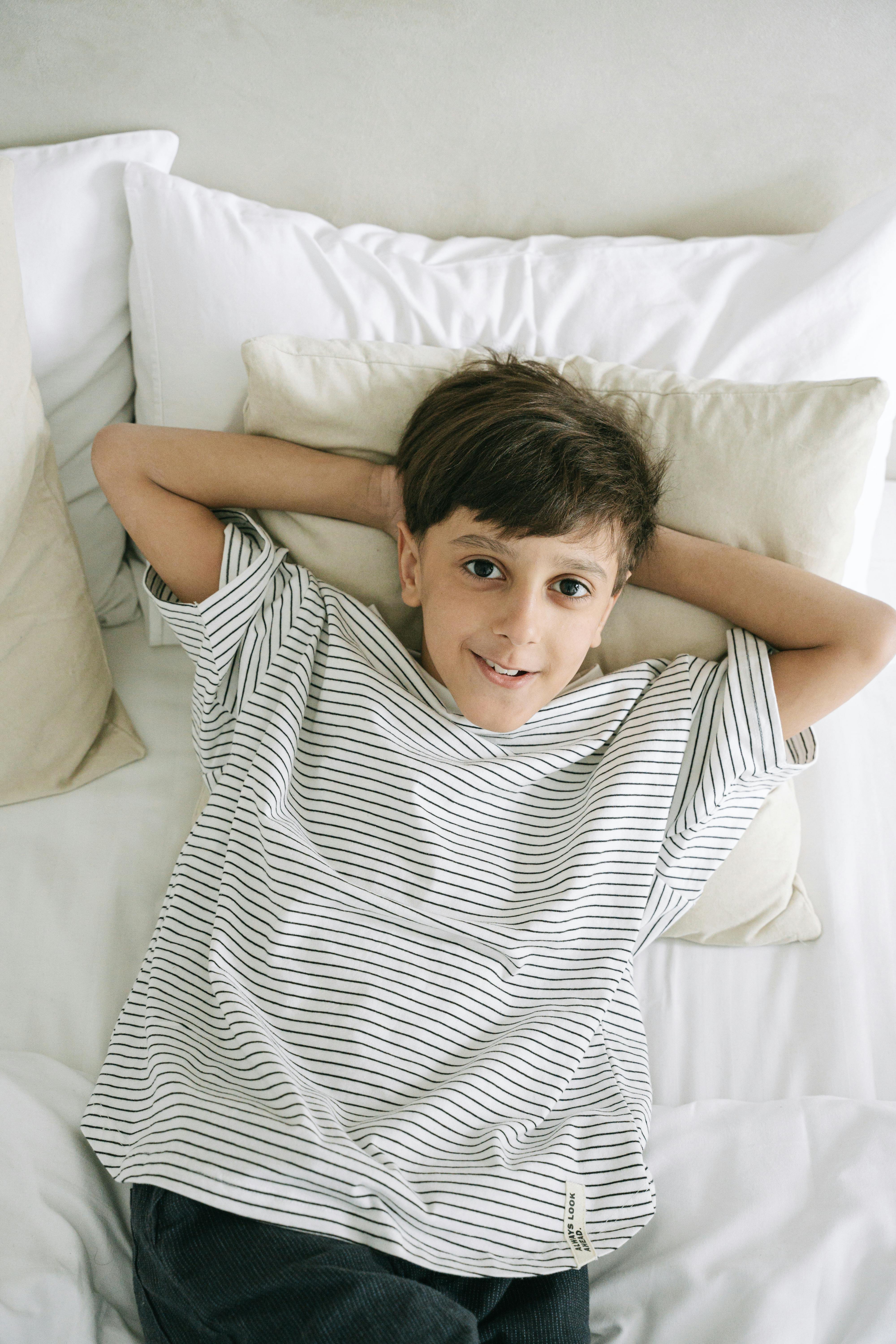 A boy lying in bed | Source: Pexels