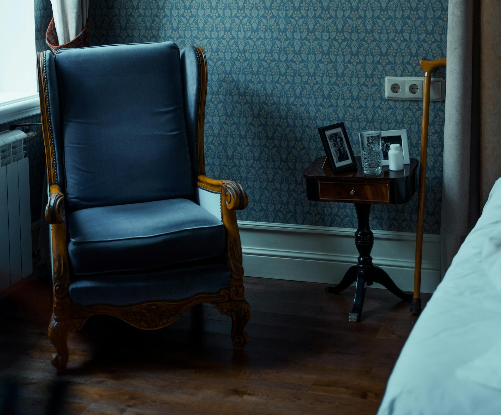 An empty armchair by the window in a room | Source: Pexels