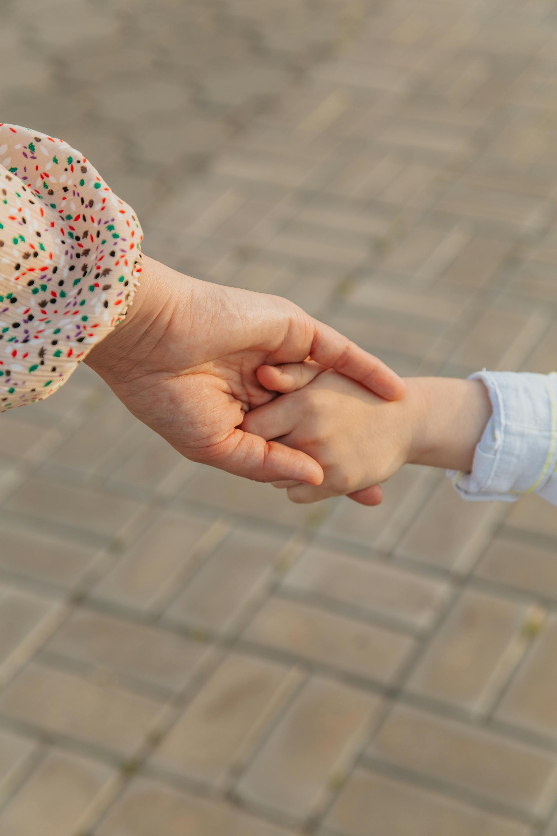 A child holding his mother's hand | Source: Pexels