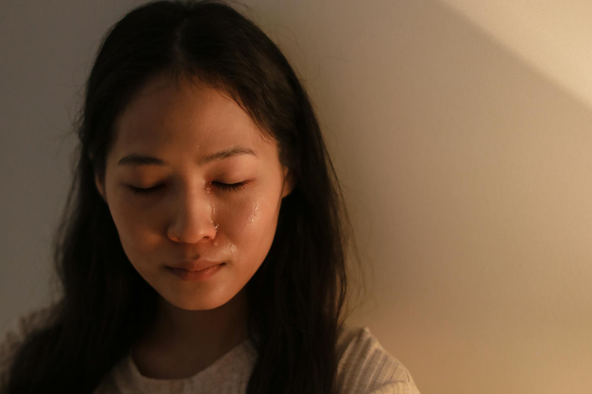 A sad woman looking down at something | Source: Pexels