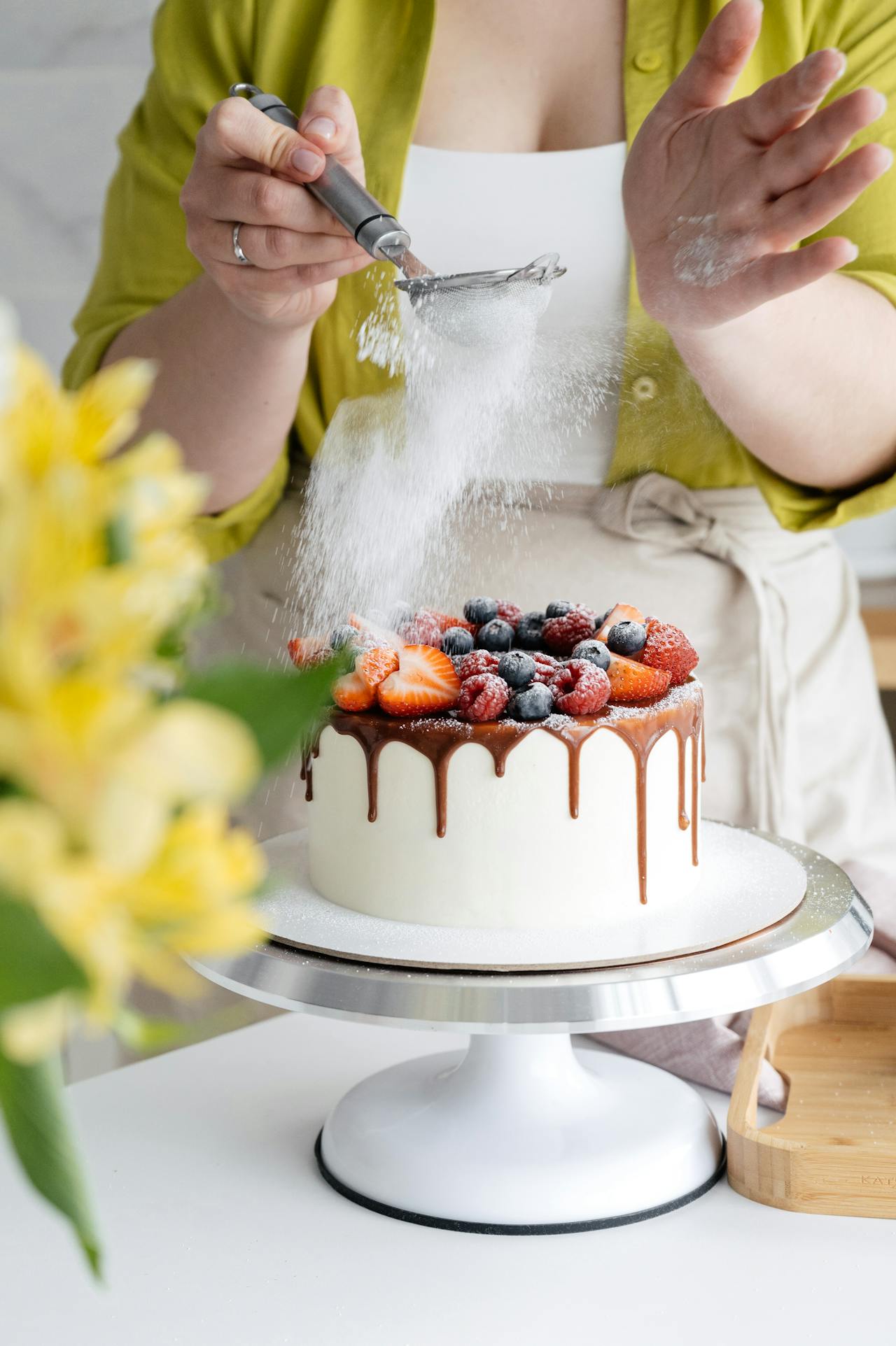 A woman decorating a cake | Source: Pexels