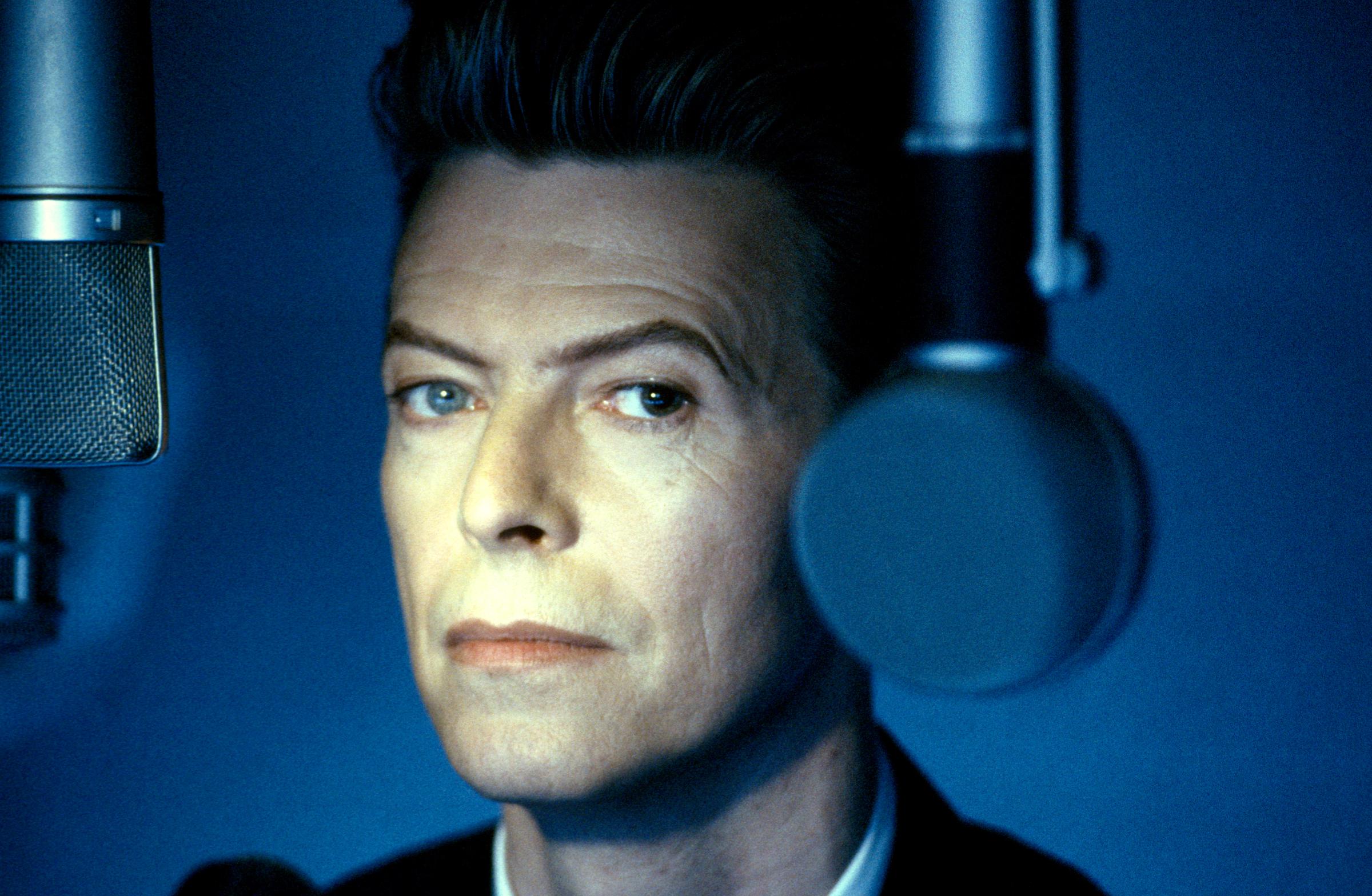David Bowie (1947 - 2016) performs on the set of his music video "Jump They Say" in Los Angeles, California, March 1993. | Source: Getty Images