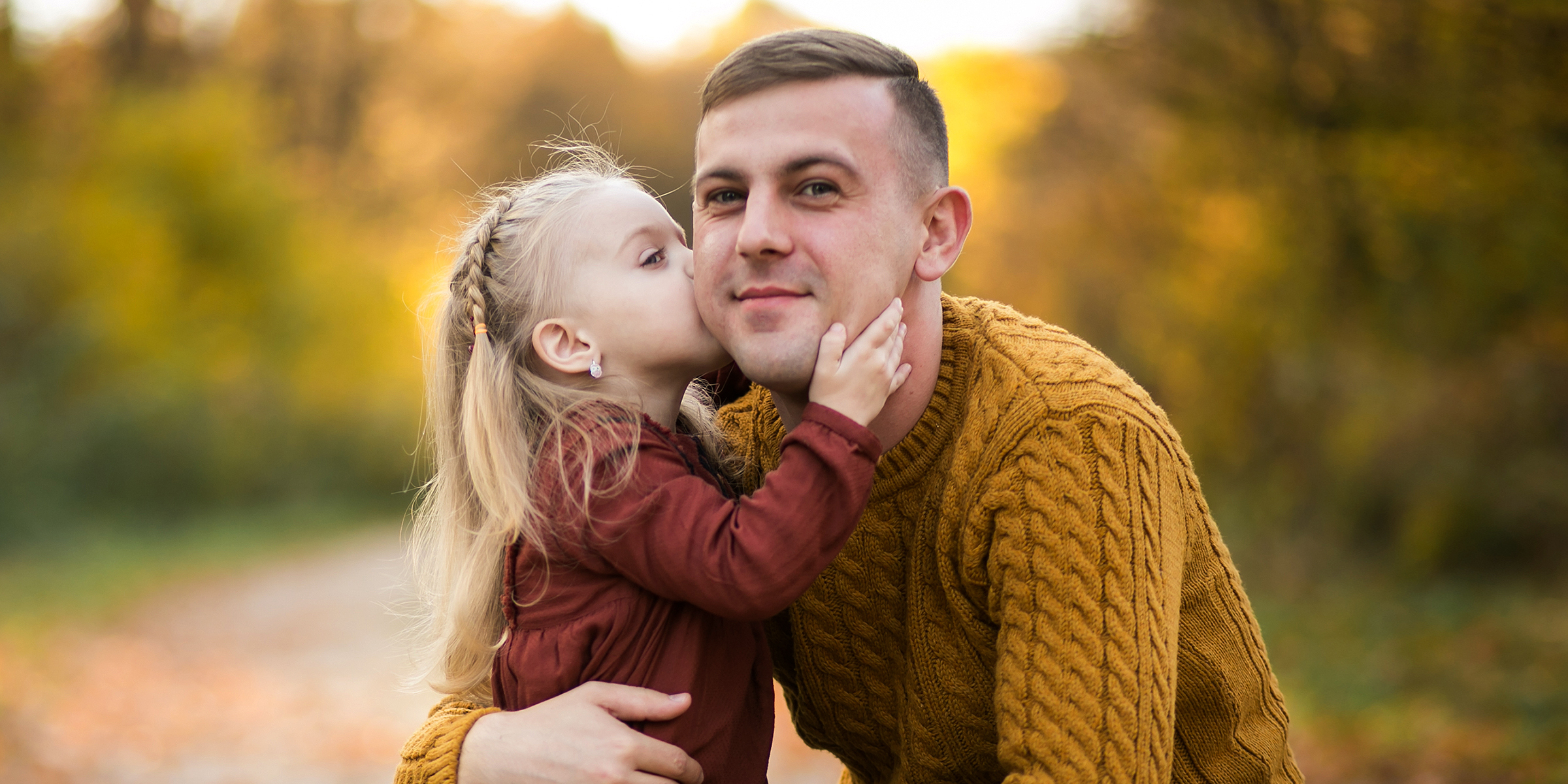 A man hugging his little daughter | Source: Freepik