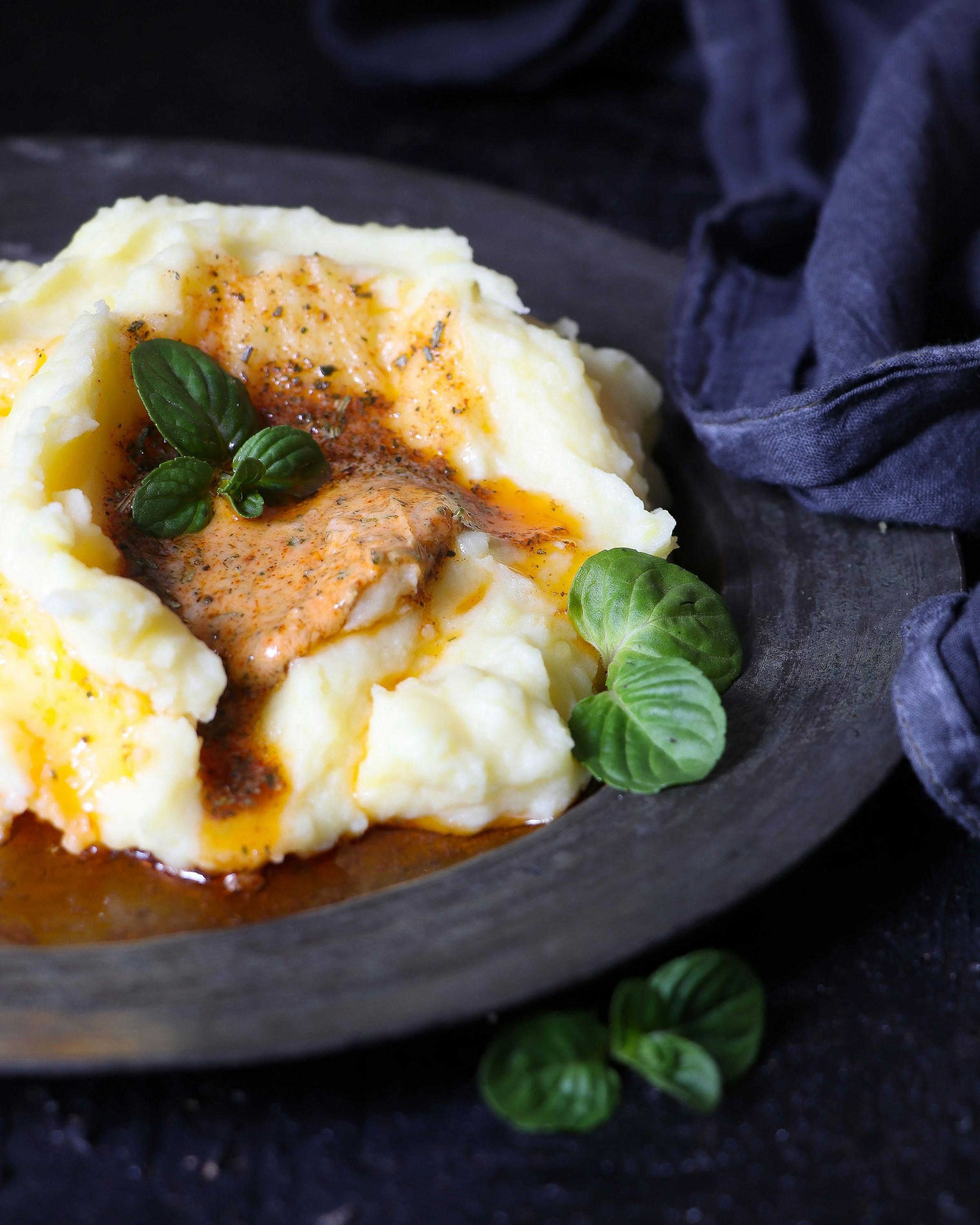 A plate of mashed potatoes topped with gravy | Source: Unsplash