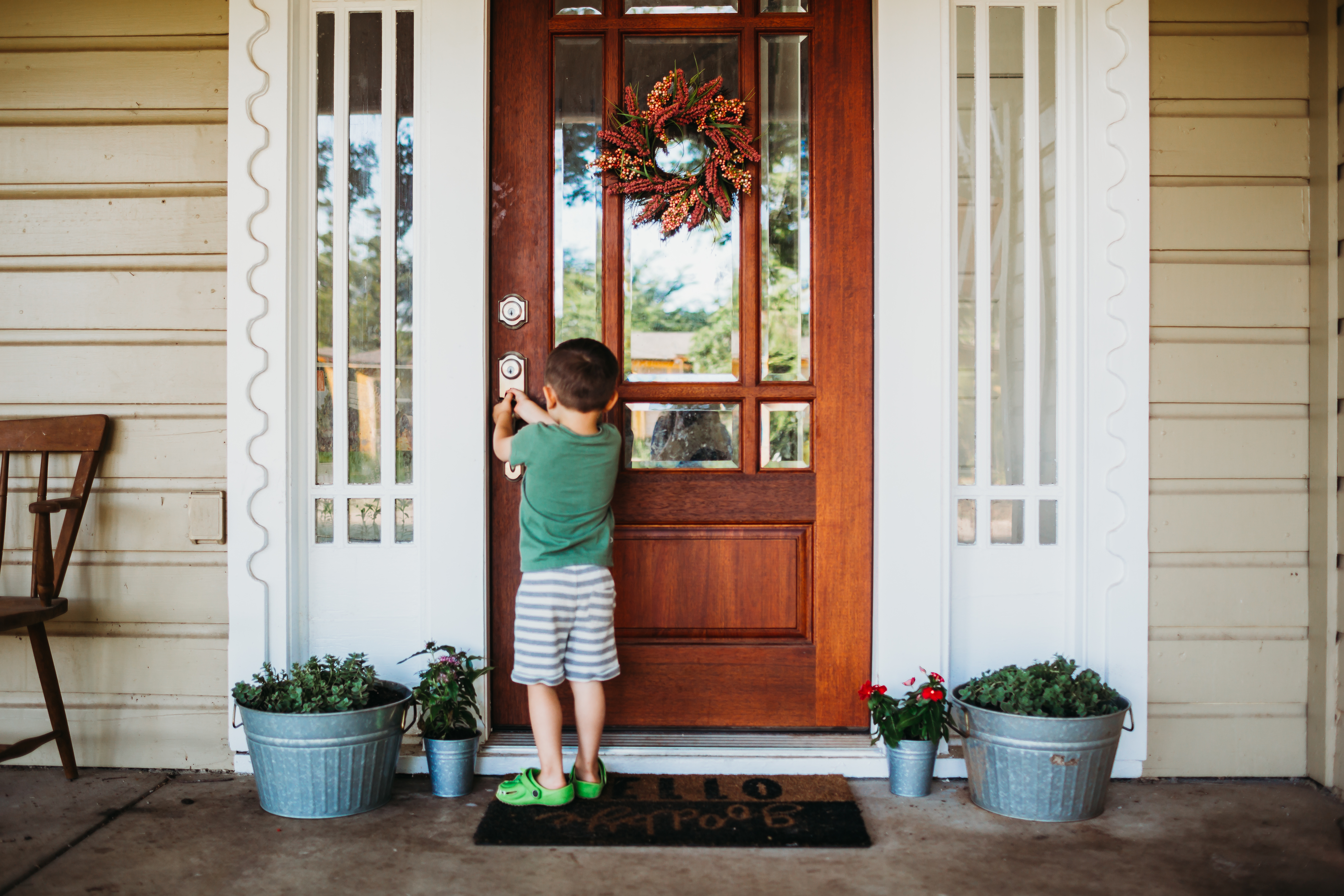 A little boy standing at a doorstep | Source: Getty Images