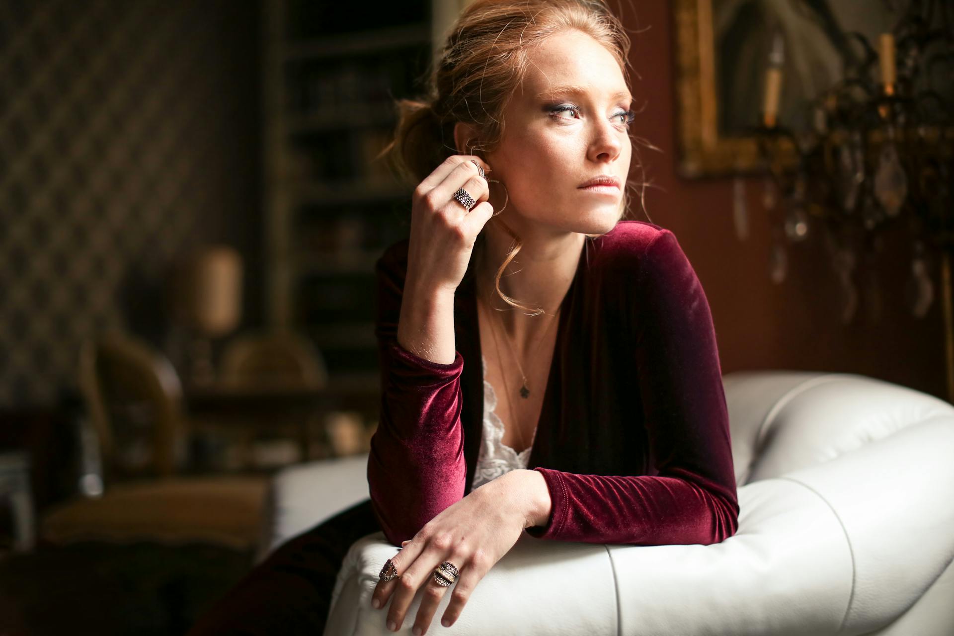 A woman looking at someone over her shoulder | Source: Pexels