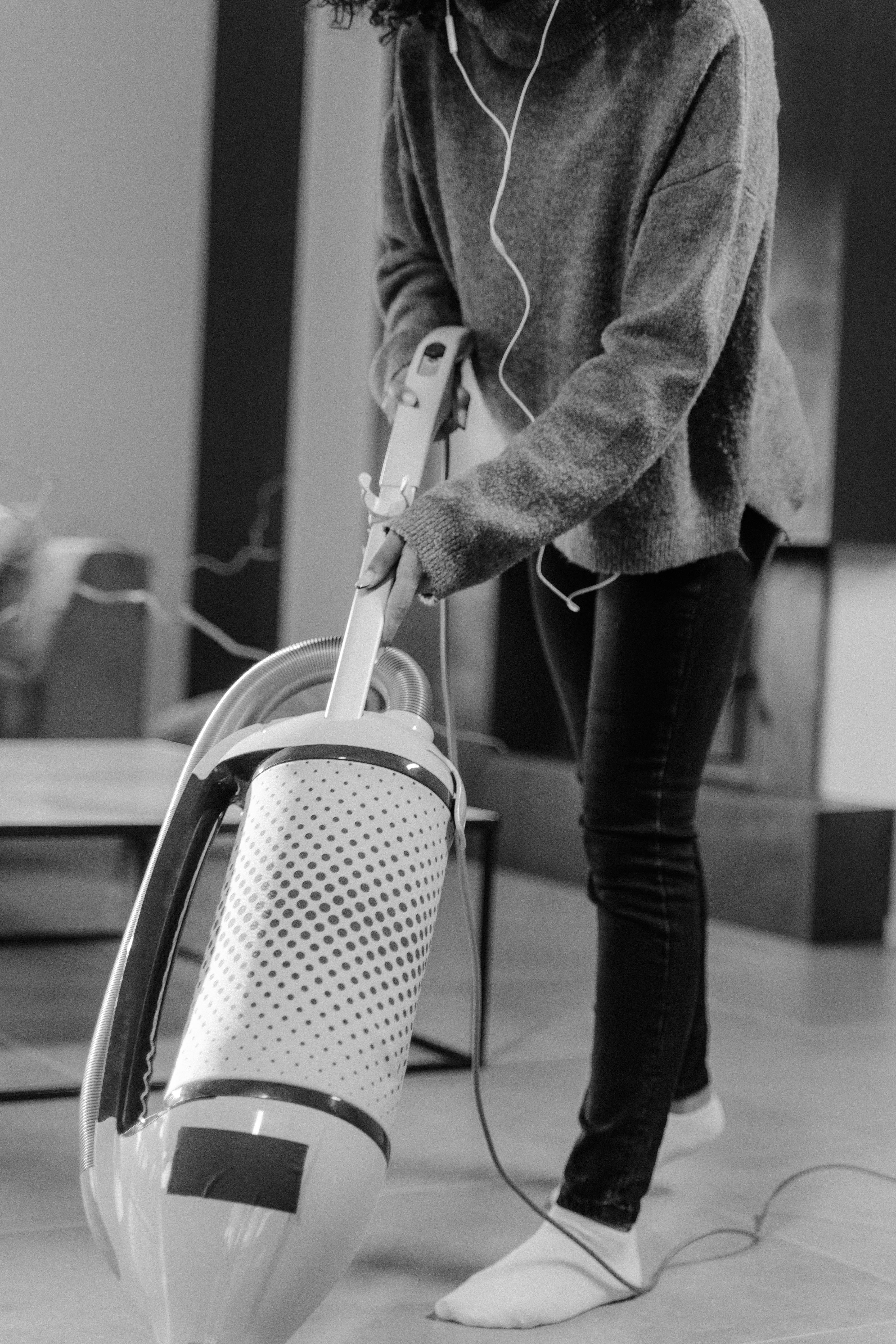 A woman vacuuming | Source: Pexels