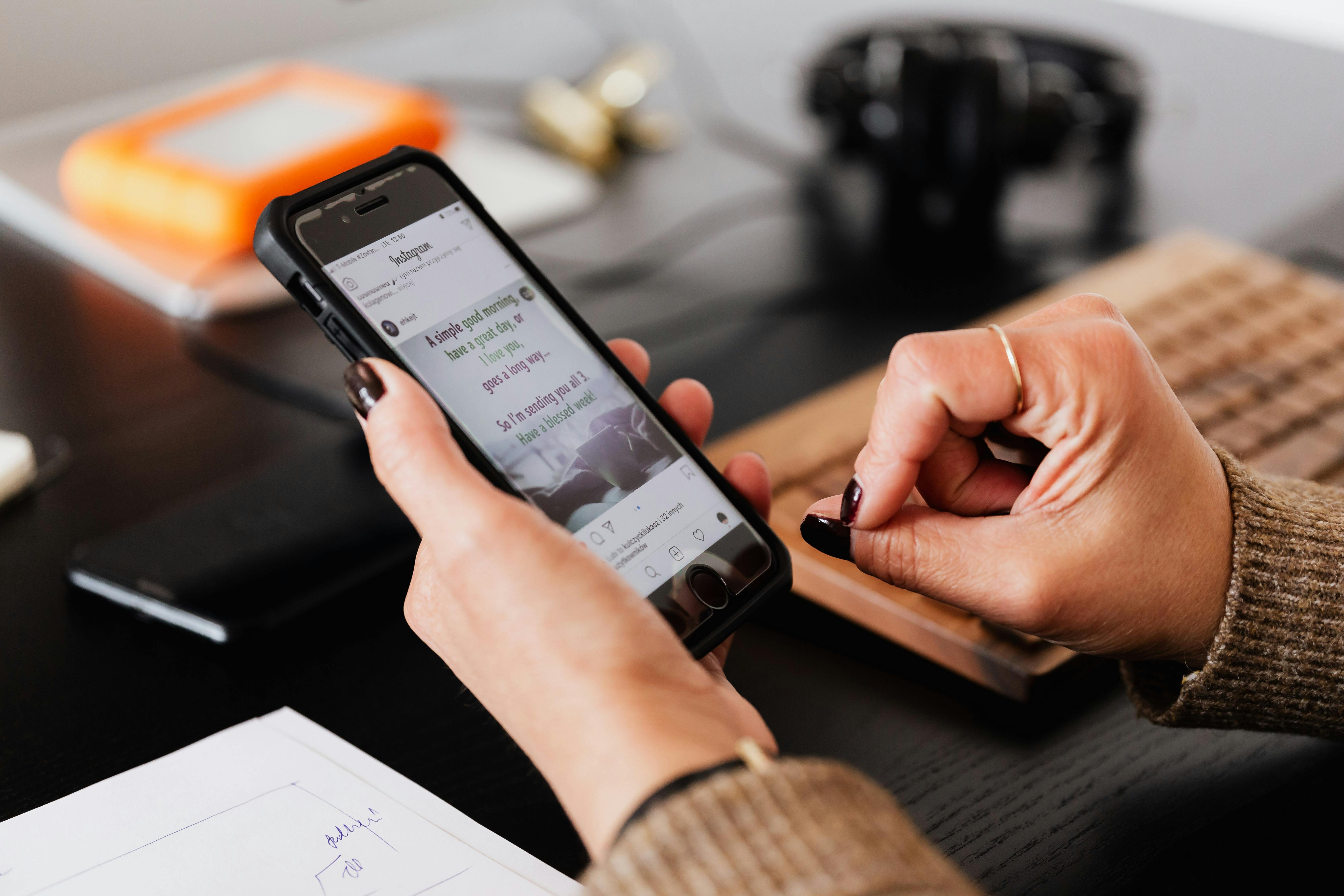 A person using their smartphone | Source: Pexels