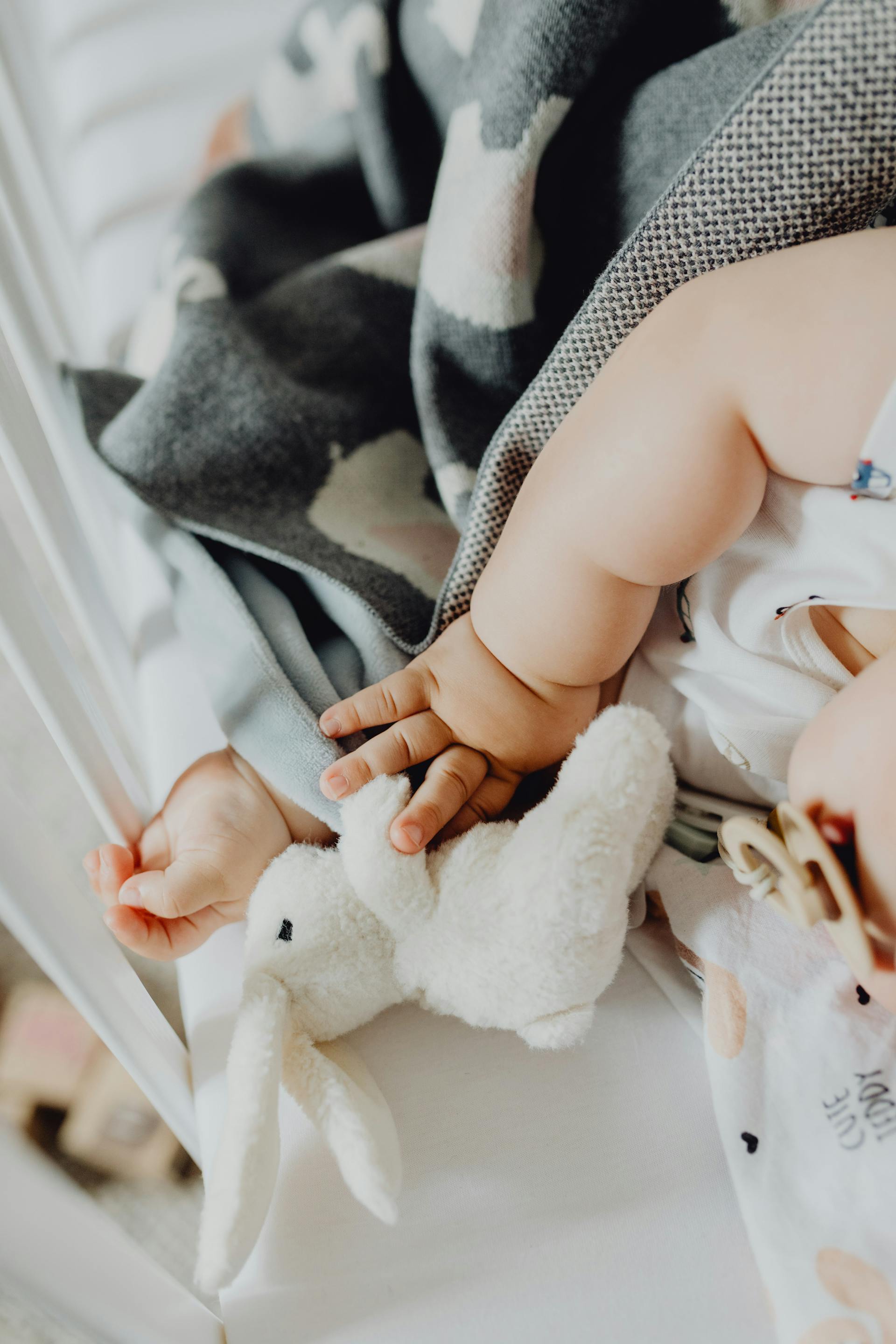 A close-up of a baby lying in a cot | Source: Pexels
