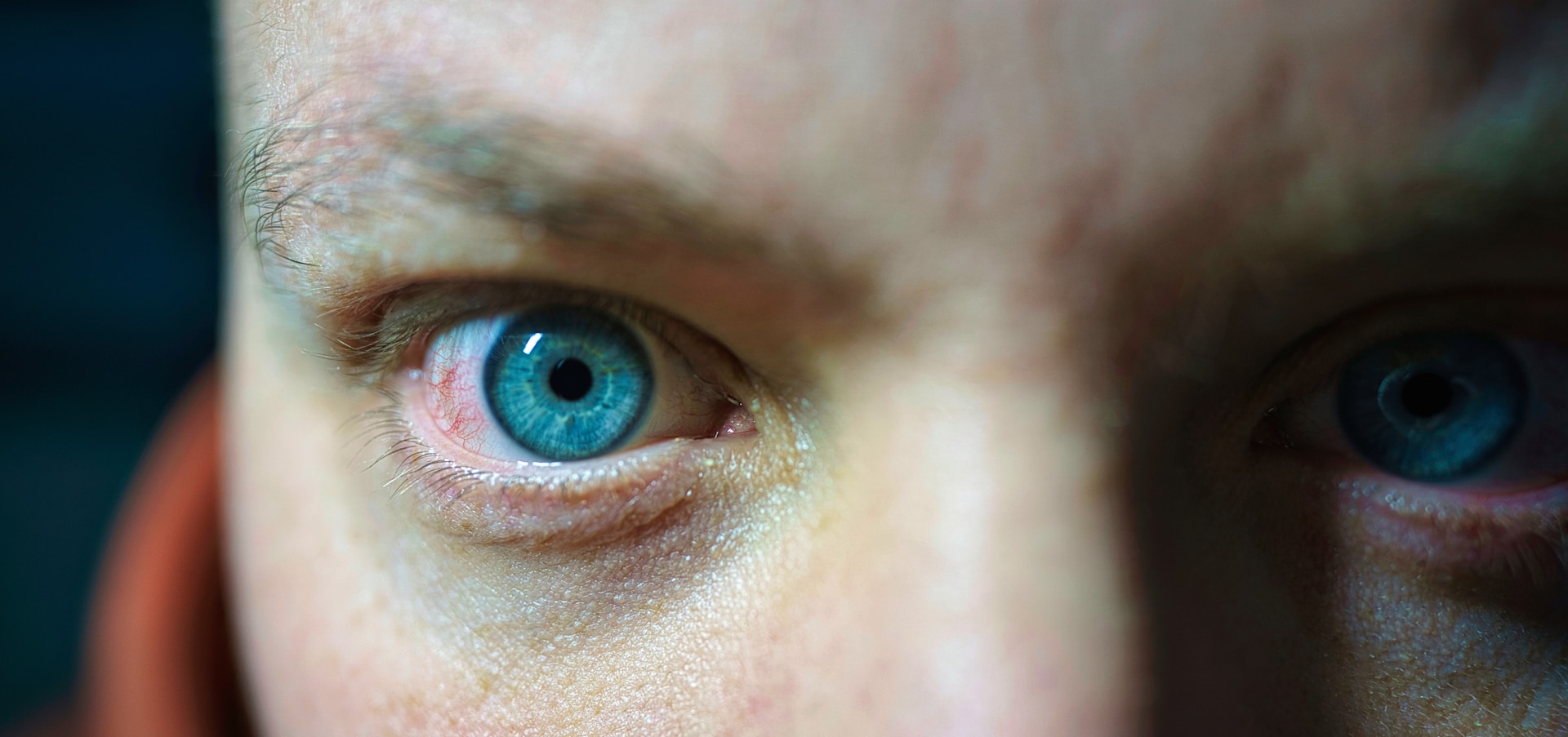 A man staring at someone with wide eyes | Source: Unsplash