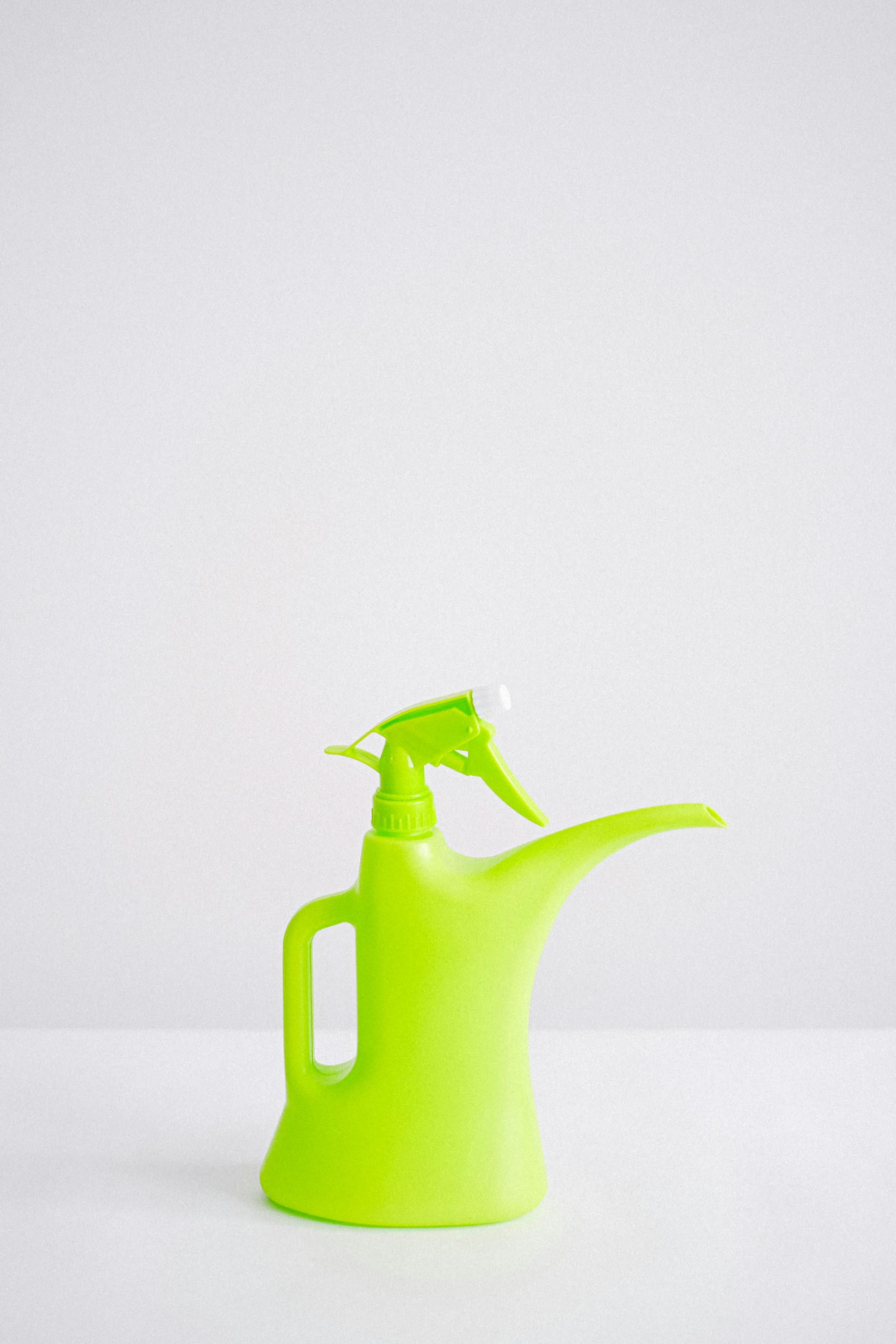 A green watering can | Source: Pexels