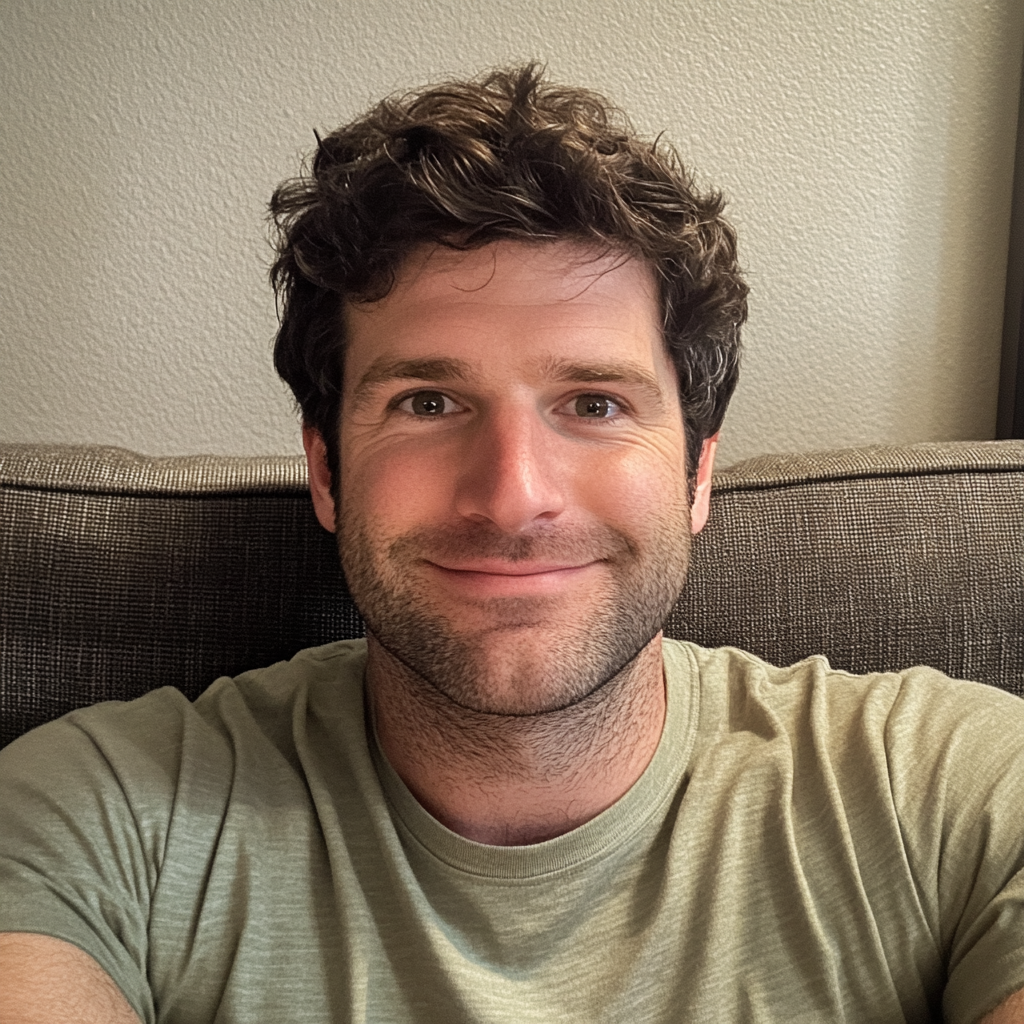 A smiling man | Source: Midjourney