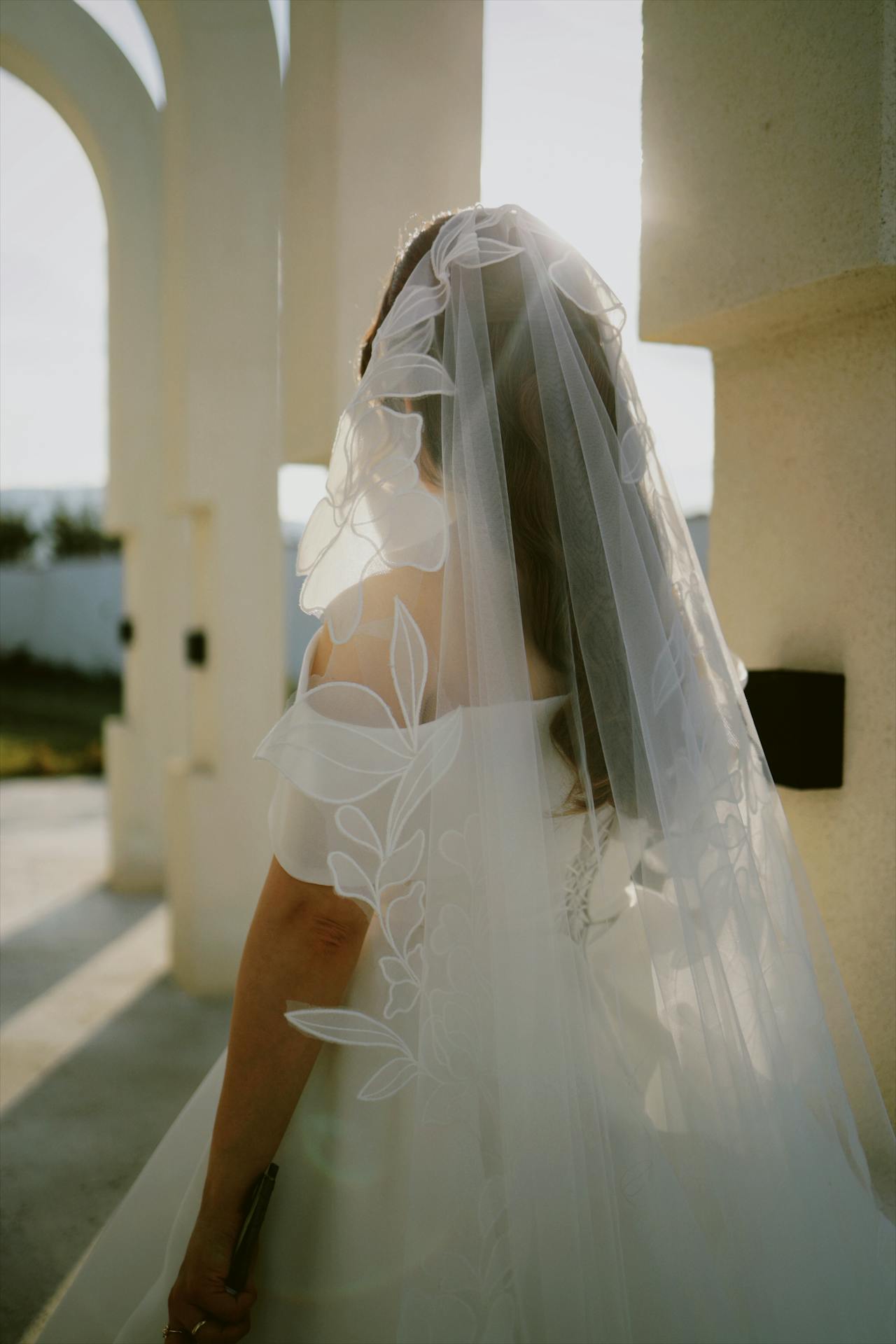 An elegant bride flaunting her flowing veil | Source: Pexels