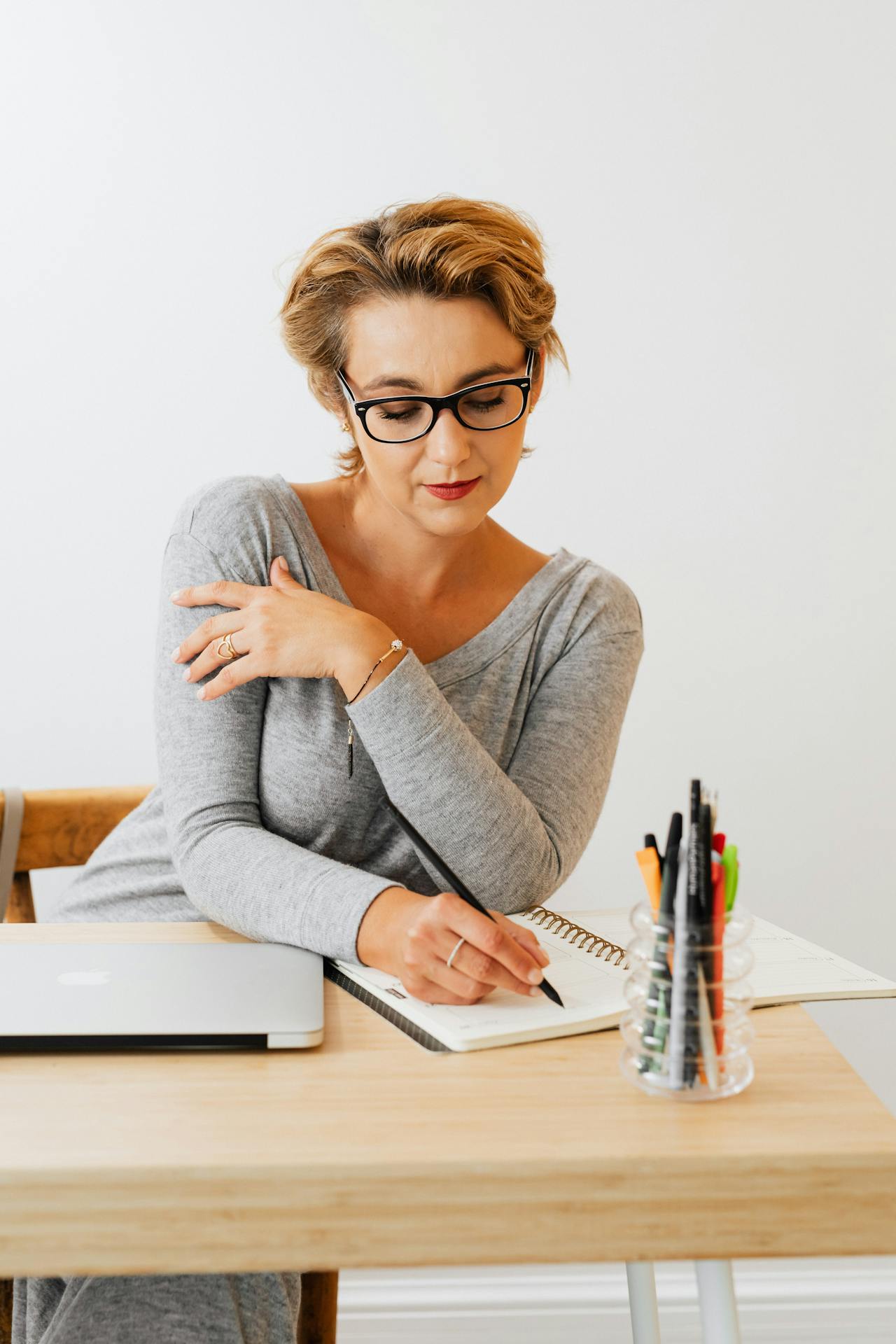 A woman working in her office | Source: Pexels