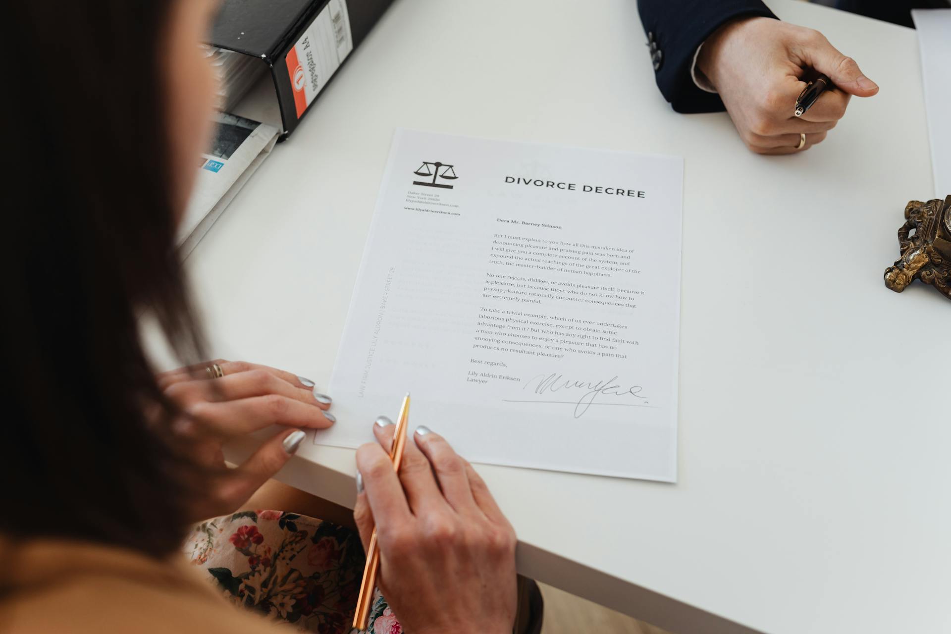 A woman signing her divorce papers | Source: Pexels