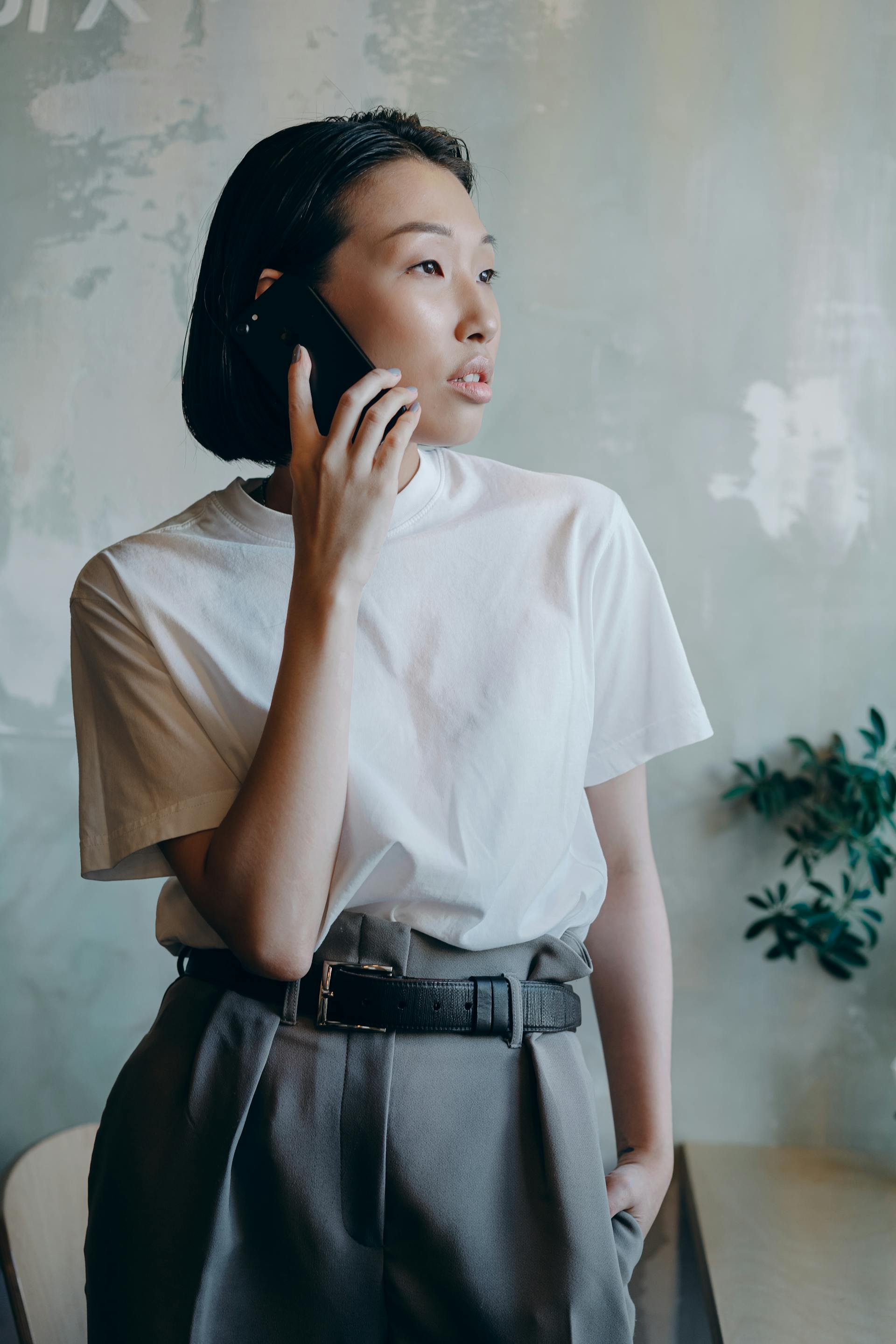 A woman speaking on her phone | Source: Pexels
