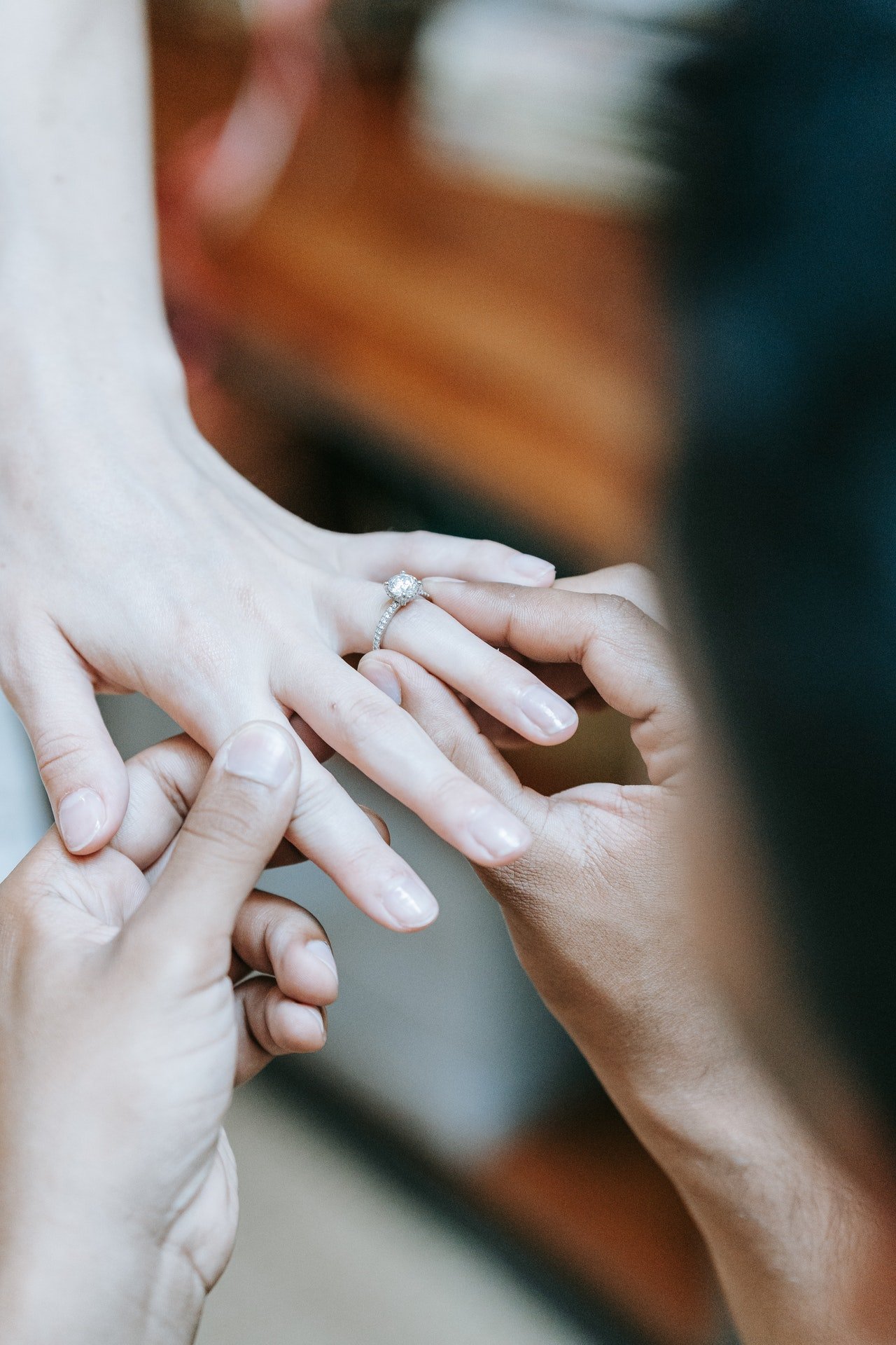 He shocked her by getting down on one knee and proposing. | Source: Pexels