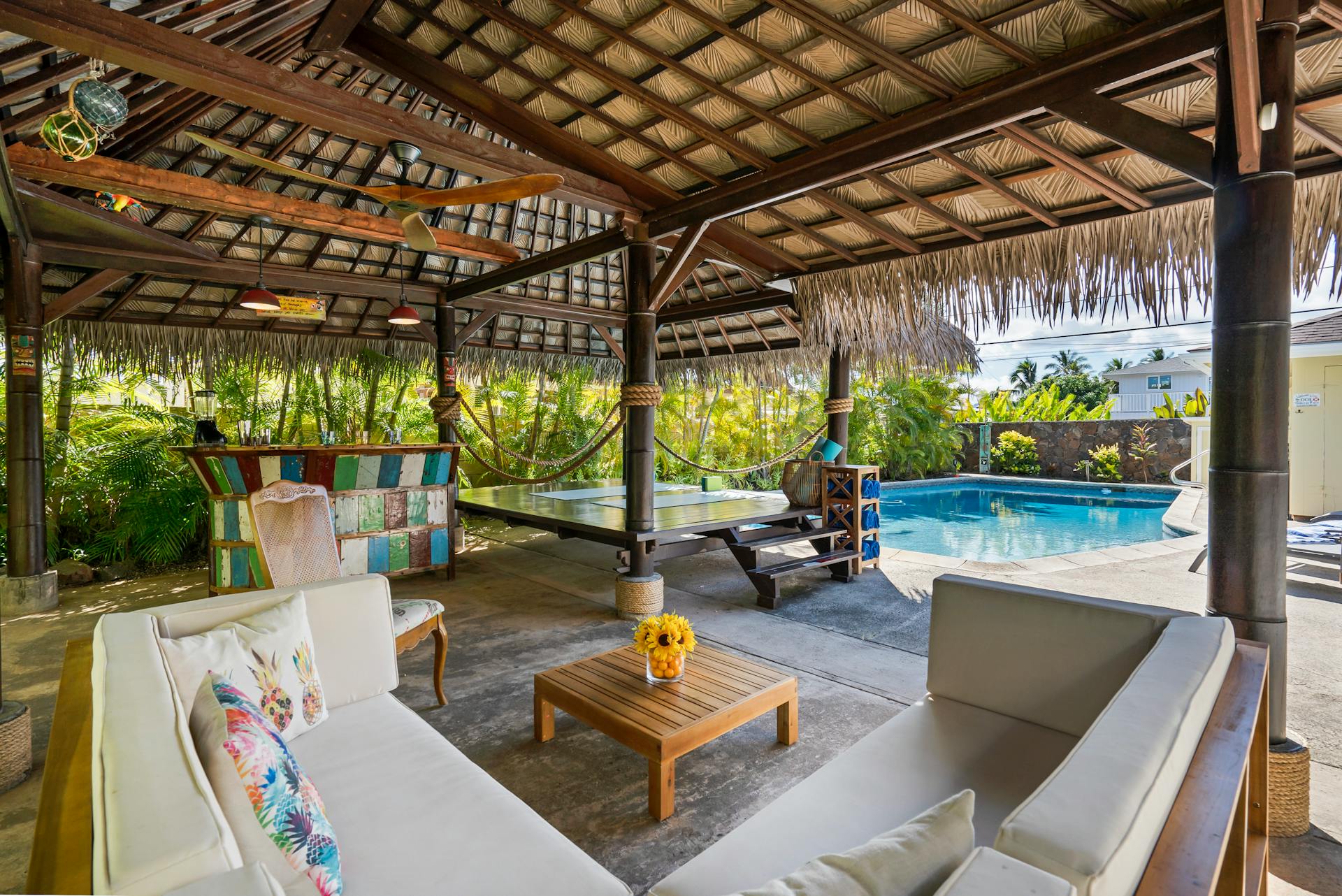 A cozy cabana close to a swimming pool | Source: Pexels
