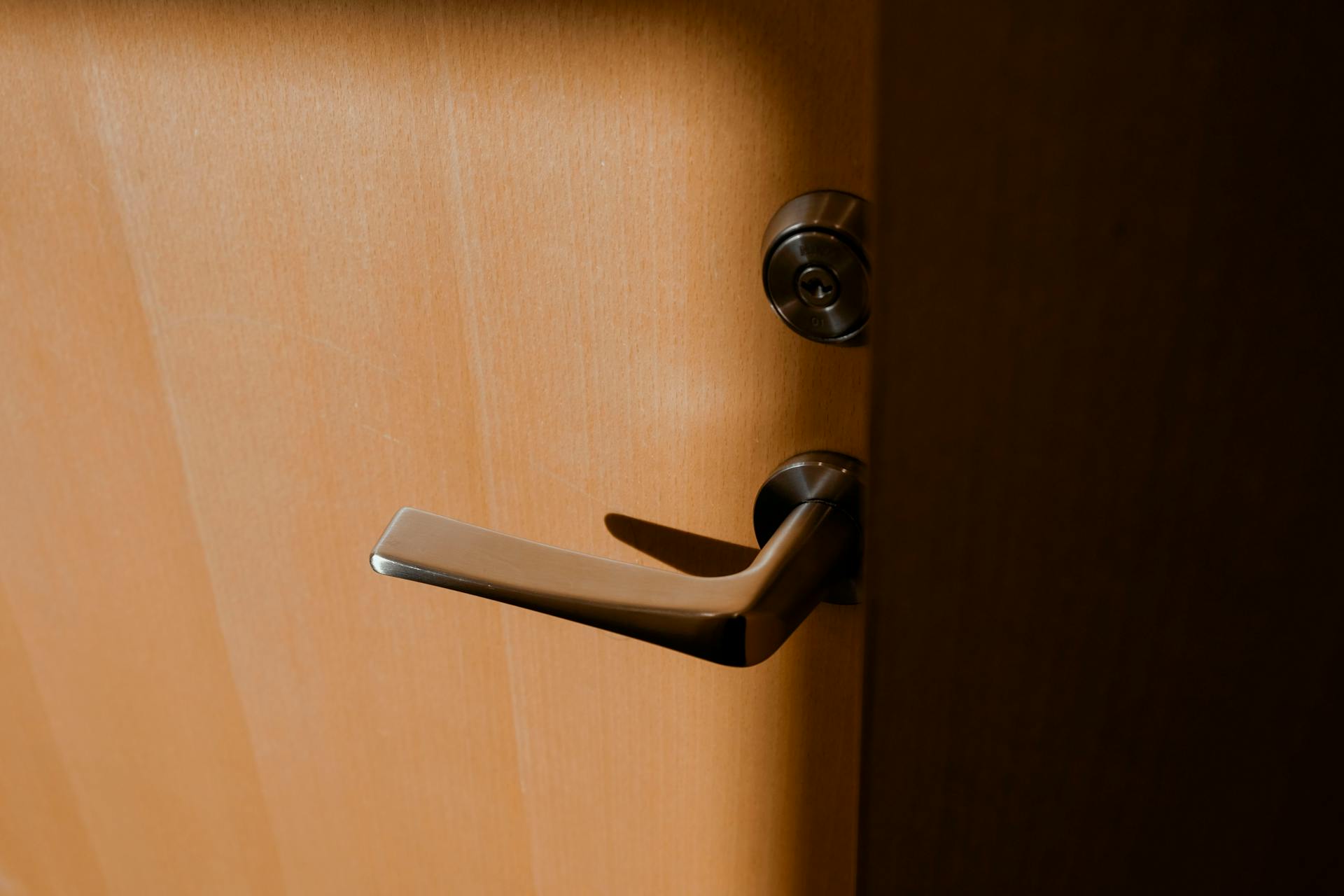 A door handle | Source: Pexels