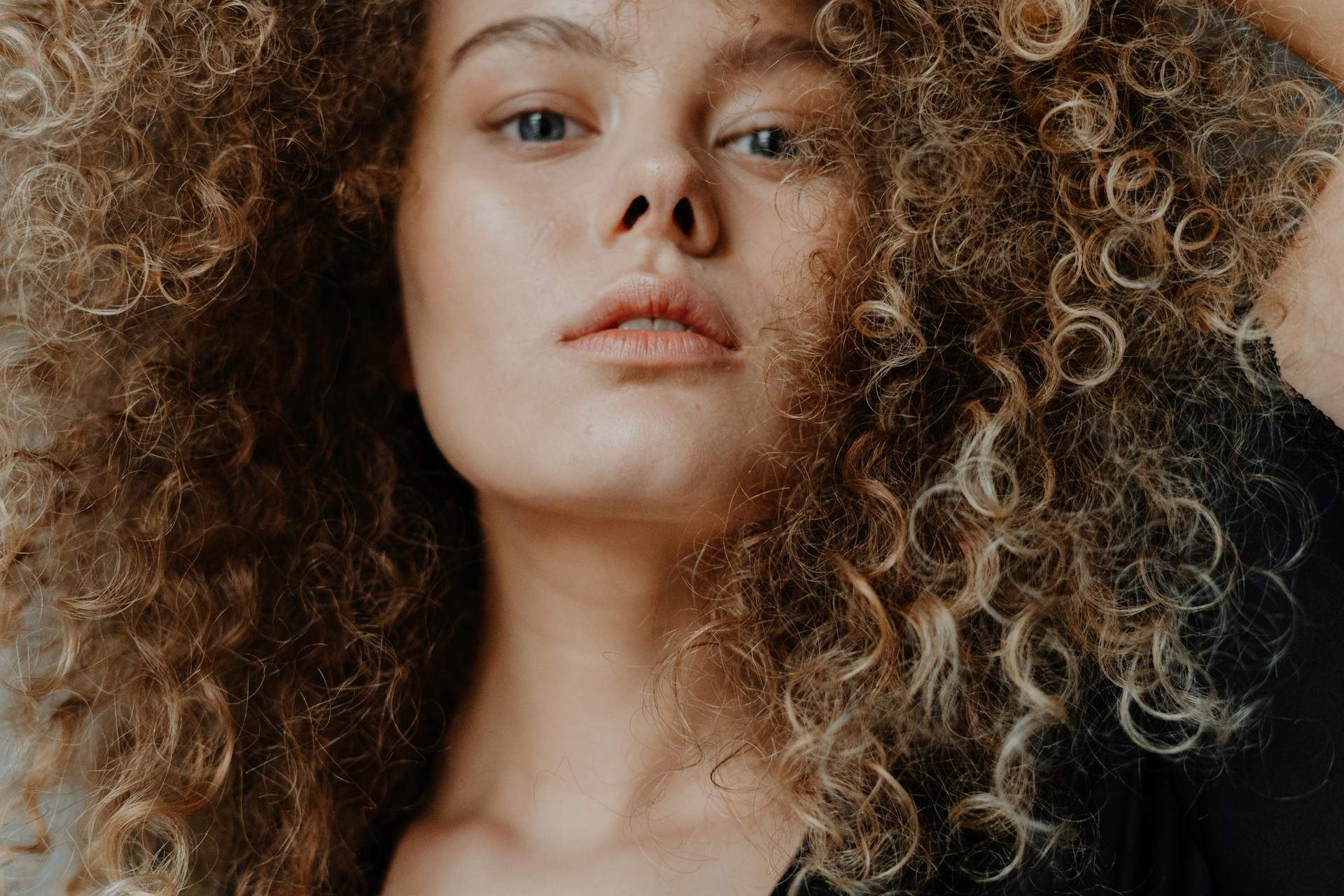 A woman staring at someone | Source: Pexels