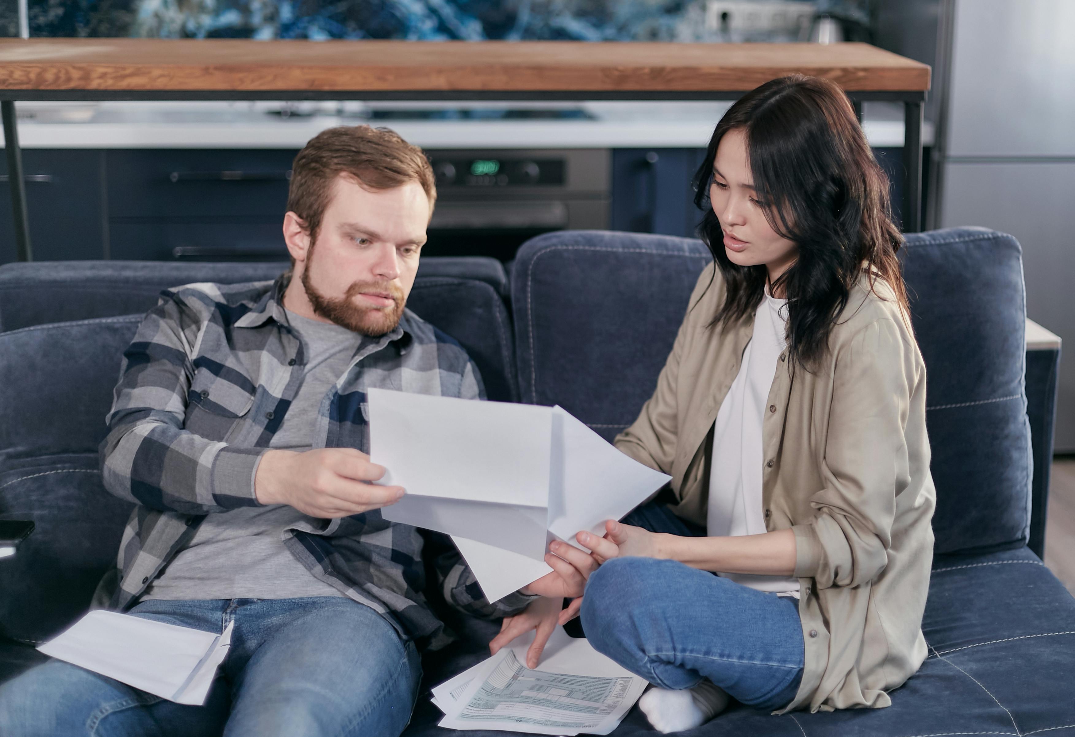 Um homem e uma mulher verificando documentos | Fonte: Pexels