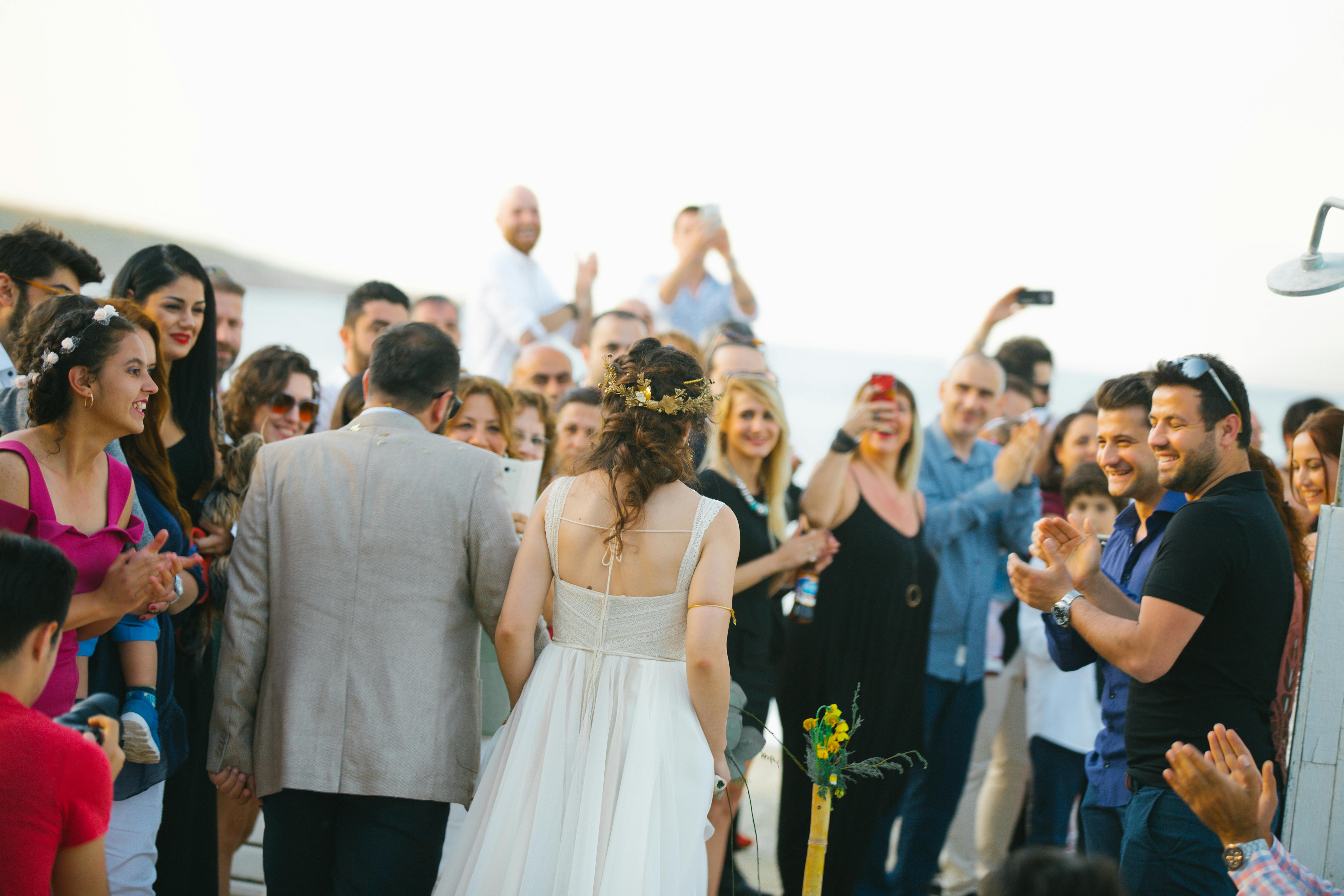 Bride walking down the aisle with her dad | Source: Pexels